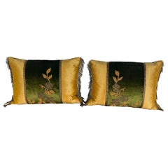 Coppia di cuscini personalizzati con applicazioni metalliche francesi del 19° secolo Coppia di cuscini personalizzati con applicazioni metalliche francesi del 19° secolo