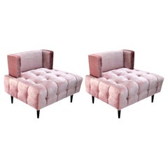 Coppia di sedie da salotto personalizzate in velluto di seta rosa di Adesso Imports