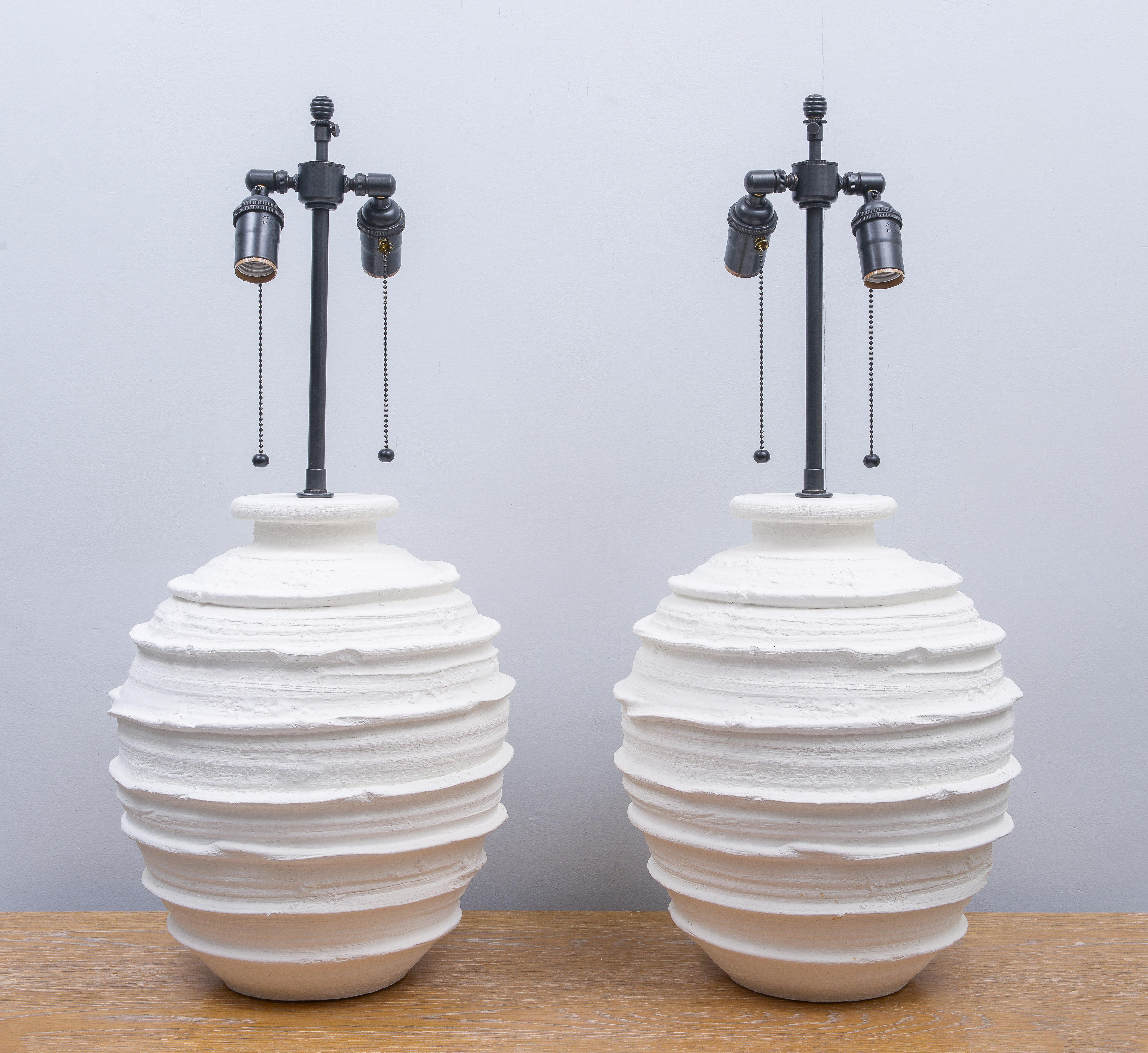 Coppia di lampade da tavolo Abby in gesso personalizzate.
I paralumi non sono inclusi. 
Ti ricordiamo che queste lampade sono personalizzabili per dimensioni, colore e materiale.
I tempi di consegna sono di 8-10 settimane.  Un paio attualmente in