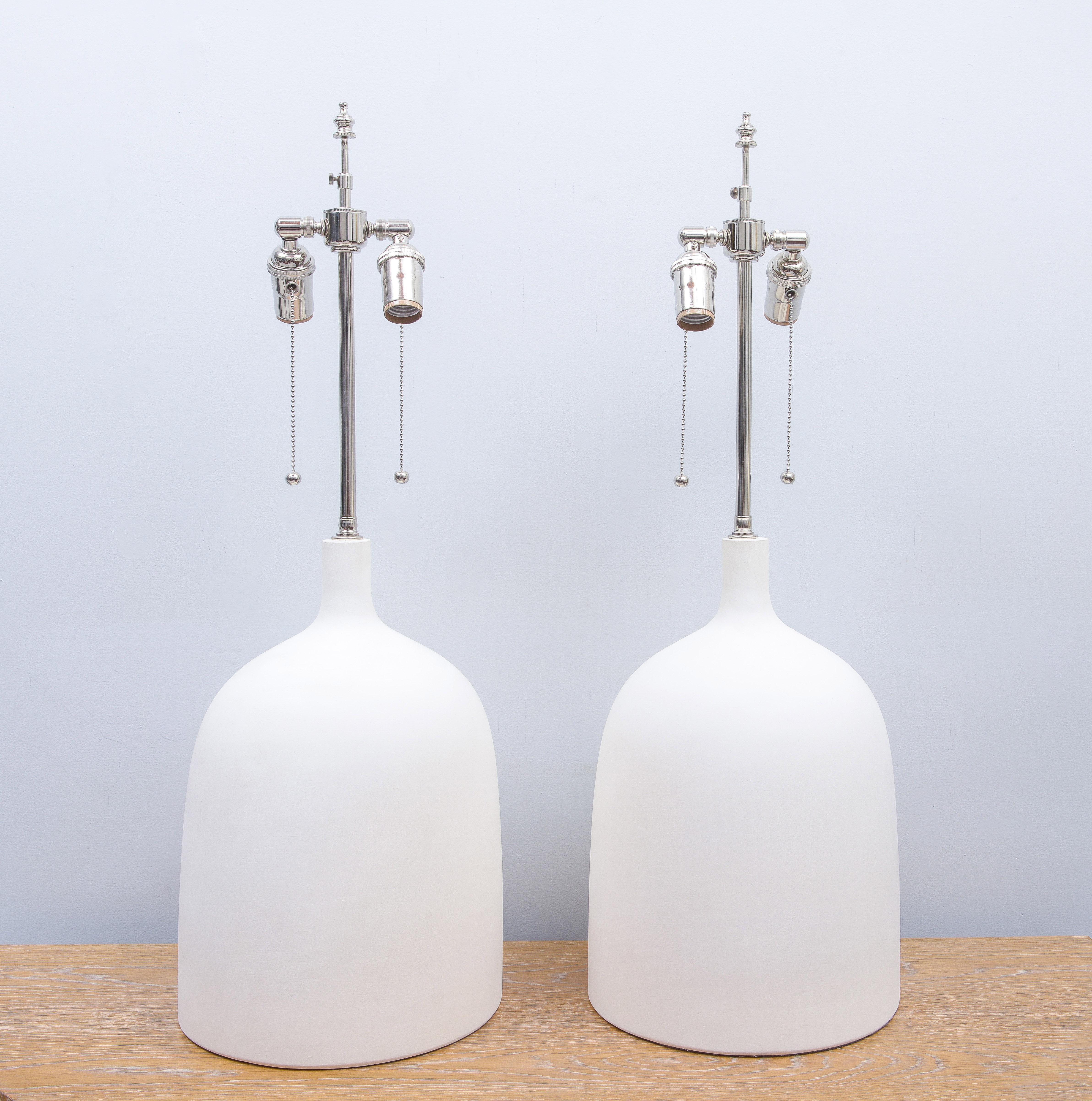 Mid-Century Modern Paire de lampes en plâtre de Delphine faites sur-mesure en vente