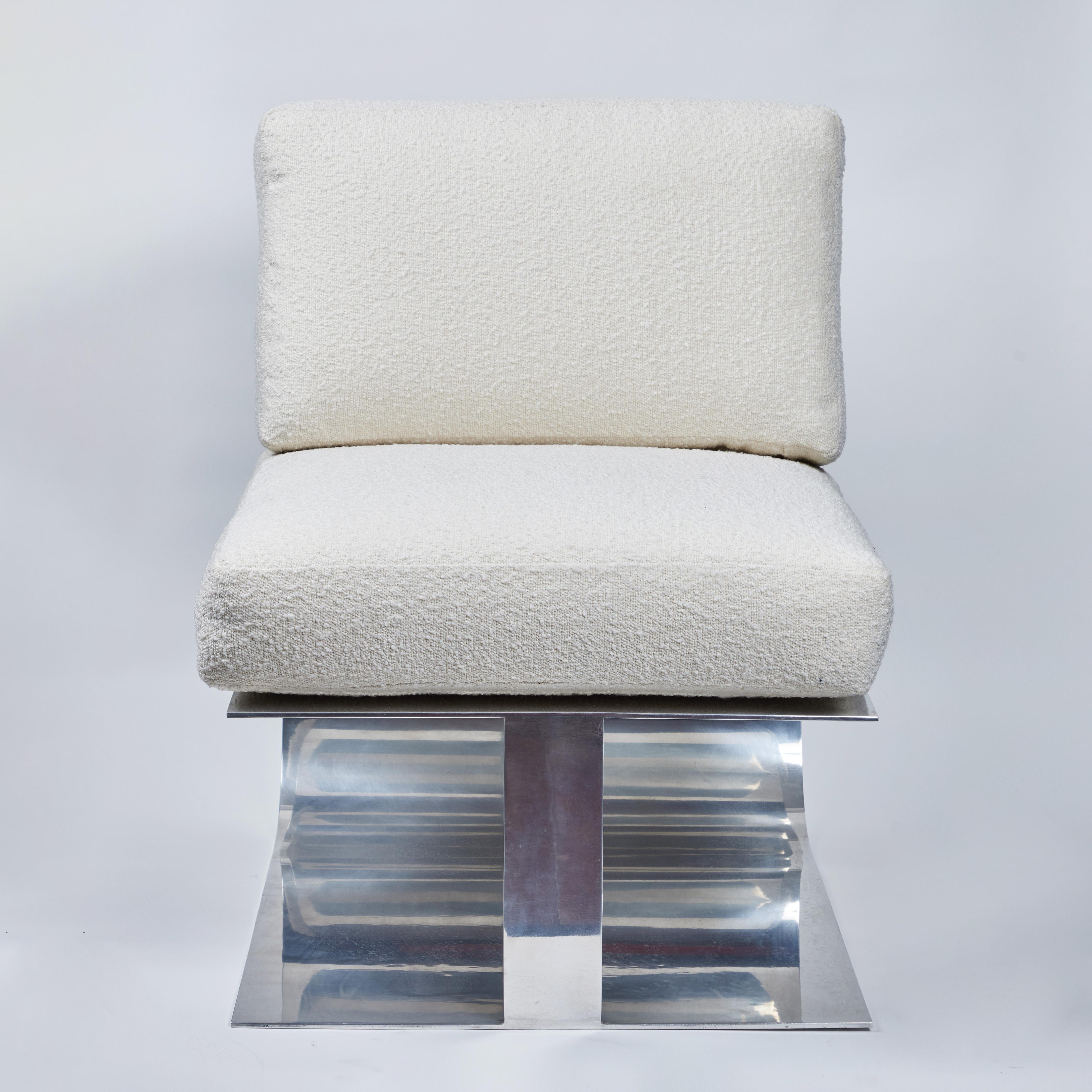 Der Yves Lounge Chair aus der Modern Envy Collection exklusiv bei On Madison. Stuhl aus gerolltem und verspiegeltem Aluminium mit maßgeschneiderten Polstern. Abgebildet in weißem Bouclé. Der Stoff ist C.O.M. Bitte rechnen Sie mit 8-10 Wochen