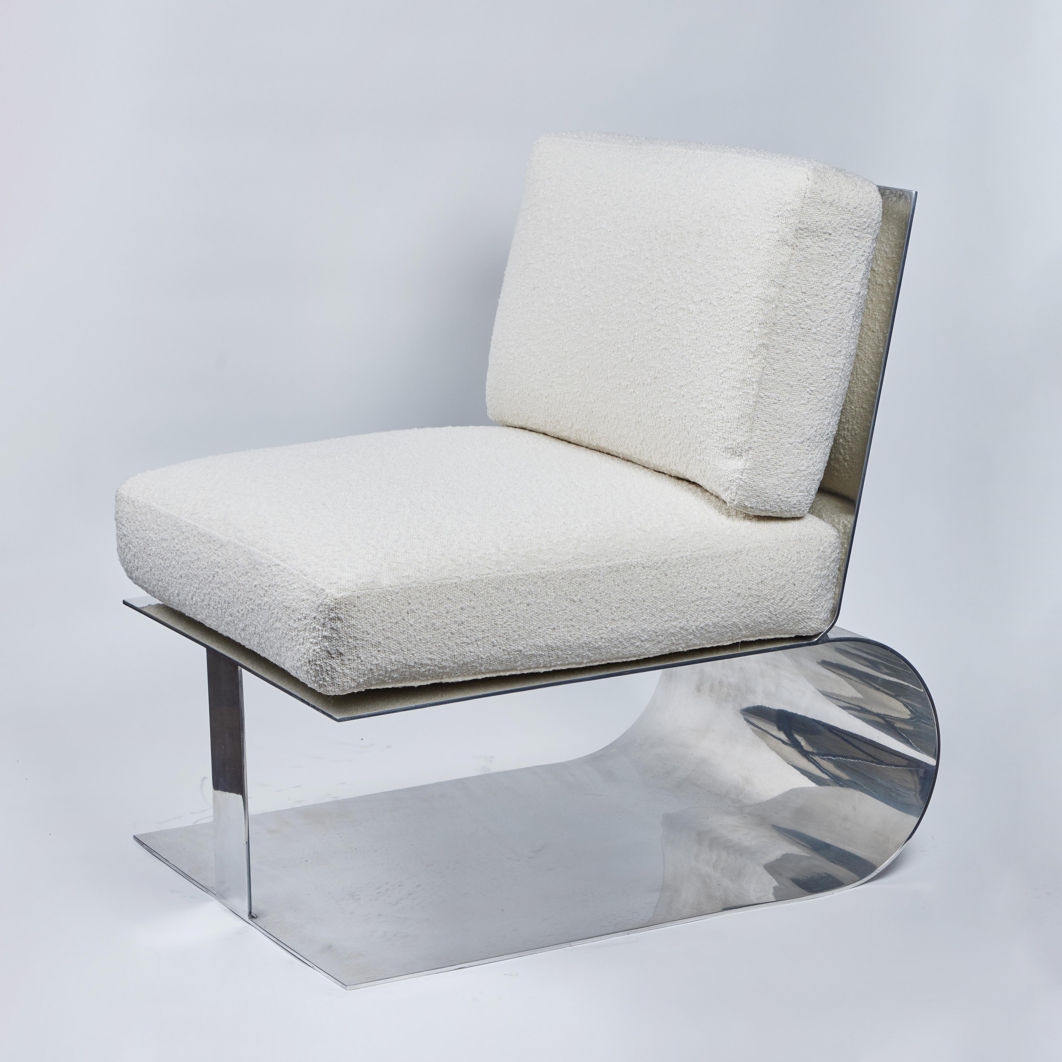 Ein Paar Lounge-Stühle aus poliertem Aluminium (amerikanisch) im Angebot