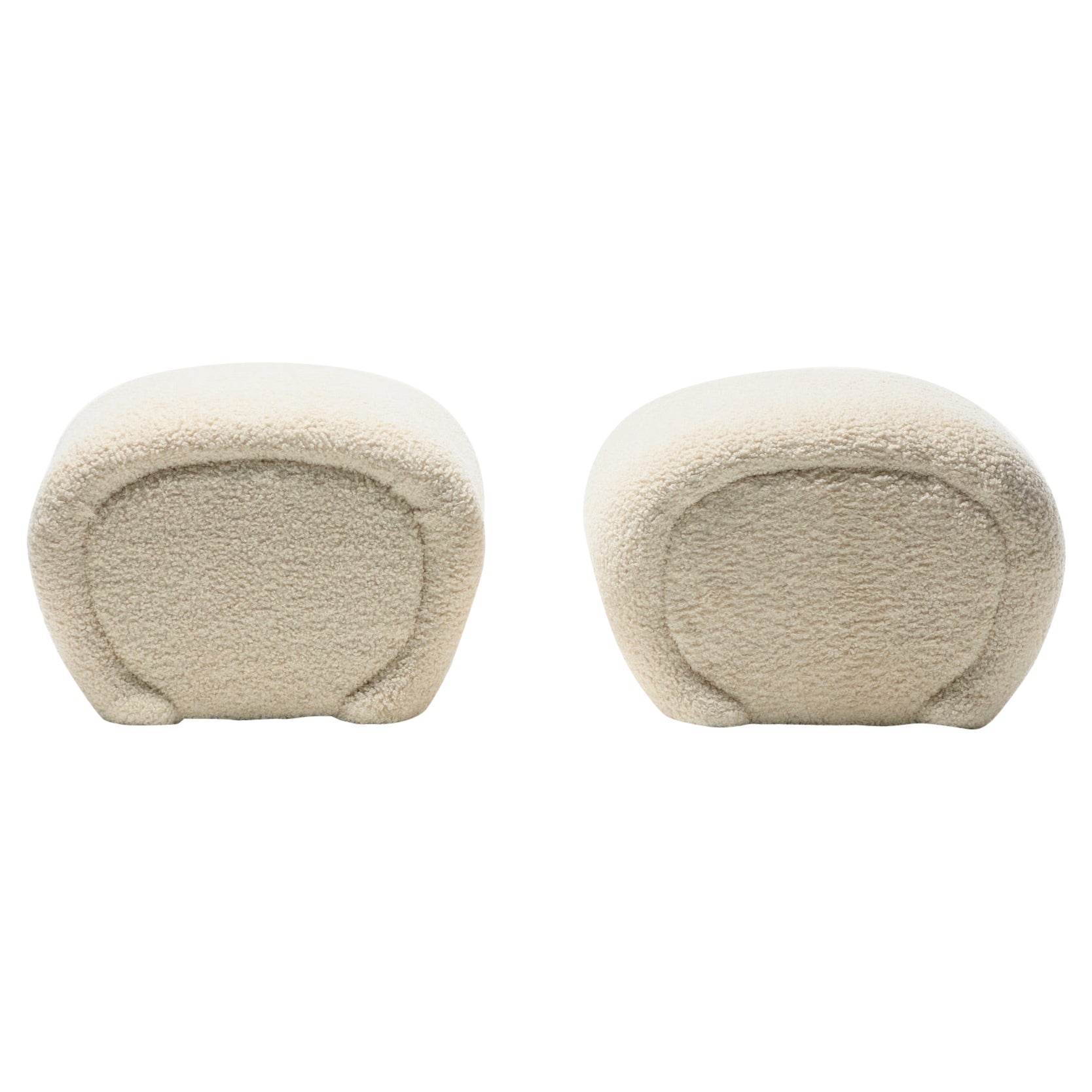 Coppia di ottomane su misura in stile Karl Springer in Bouclé bianco avorio