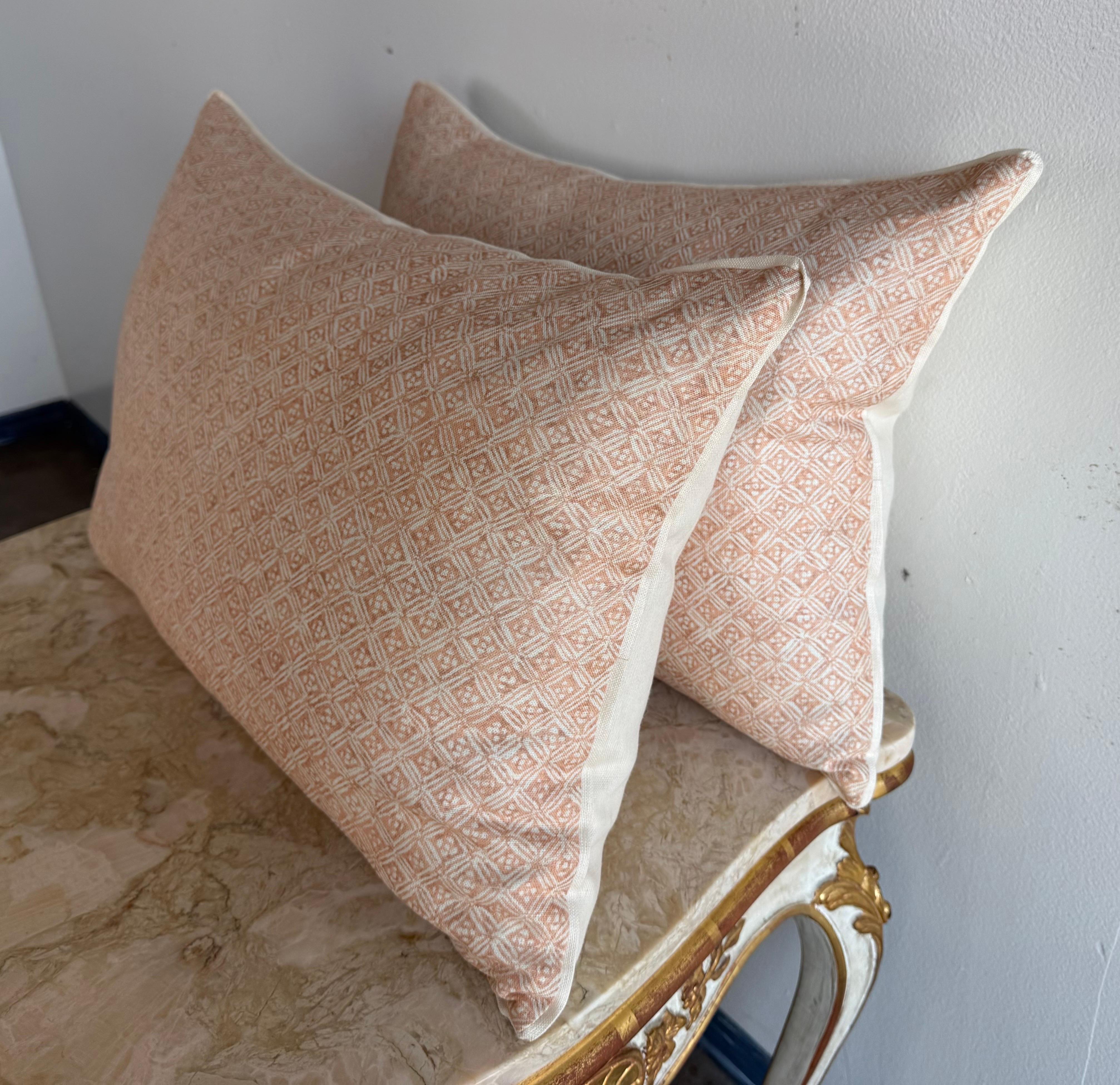 Moderno Coppia di cuscini in lino stampati su misura in terracotta e avorio in vendita