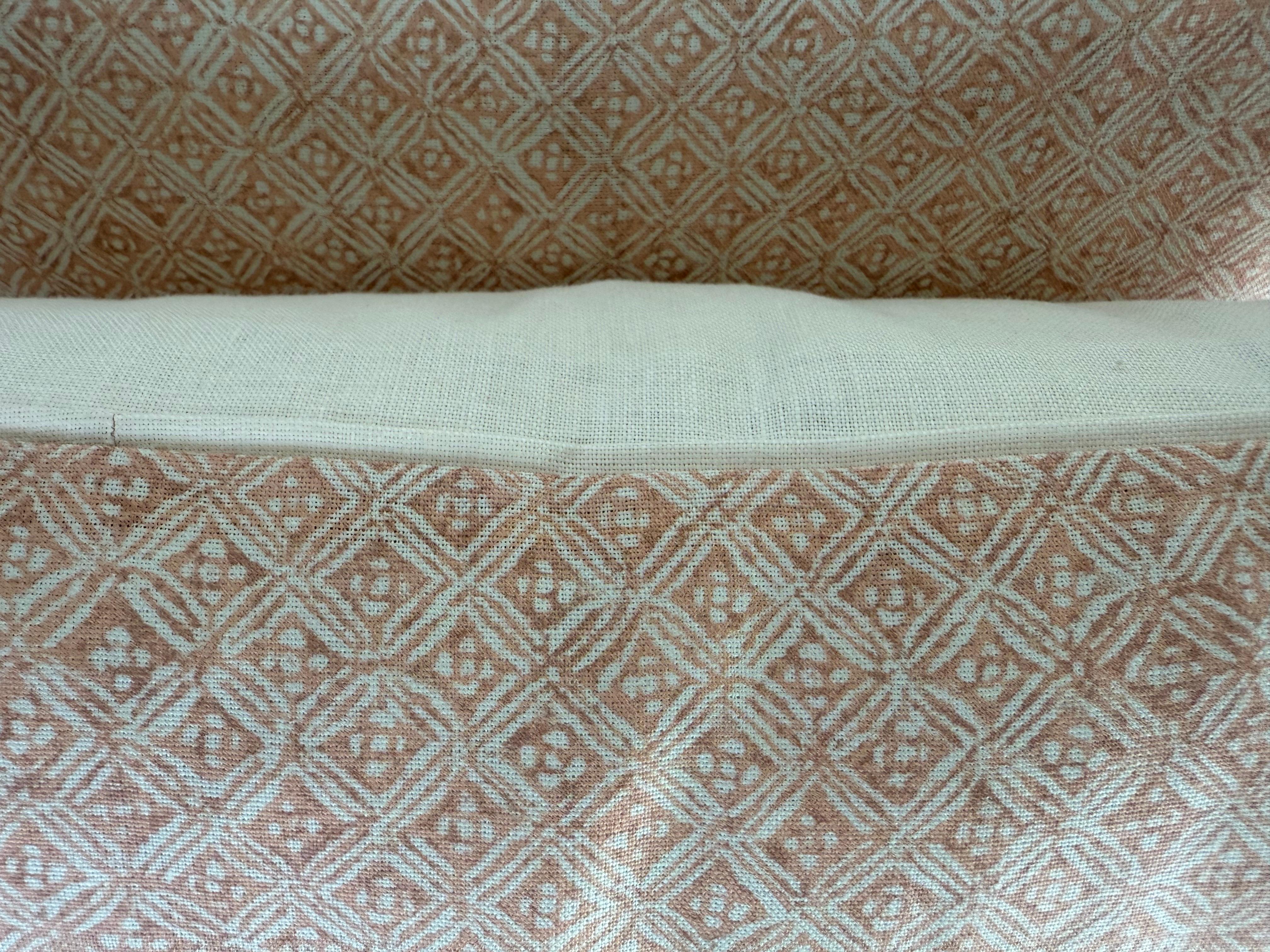 Americano Coppia di cuscini in lino stampati su misura in terracotta e avorio in vendita