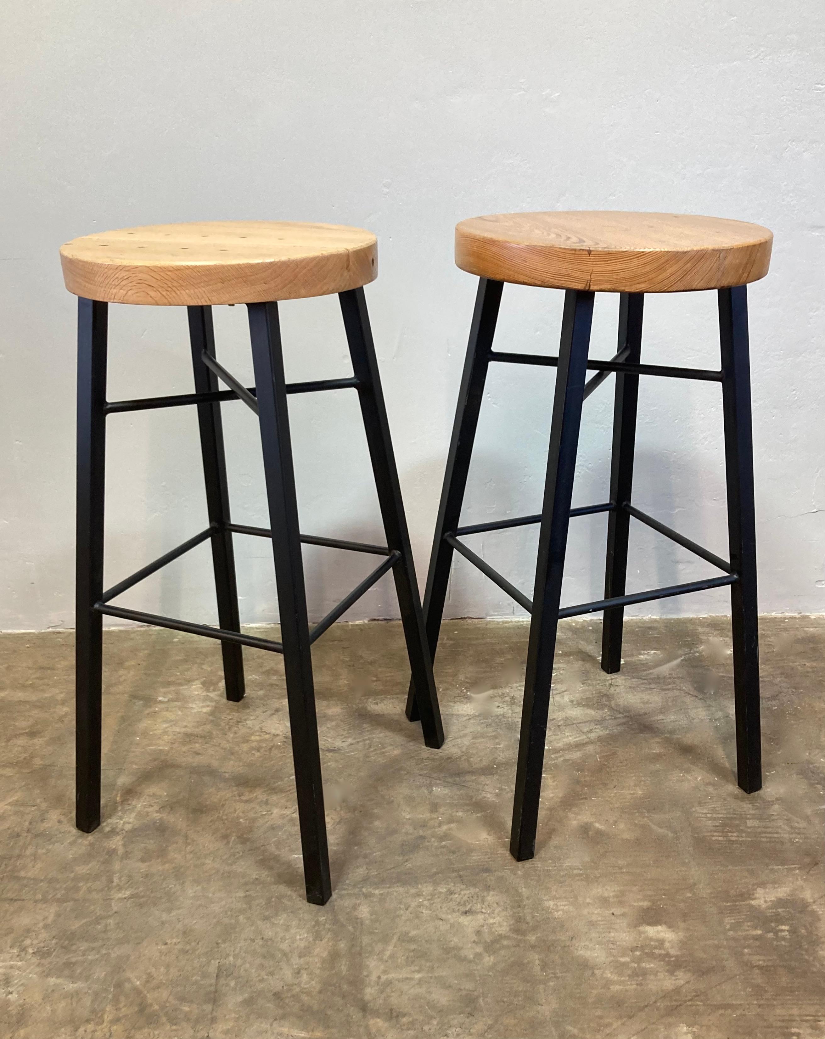 Barhocker aus Stahl im Industriestil mit Sitzen aus aufgearbeitetem Eichenholz. Die in Los Angeles maßgefertigten Stahlbeine sind für eine lange Lebensdauer ausgelegt und können ein hohes Gewicht tragen. Diese Hocker sind ideal für eine rustikale