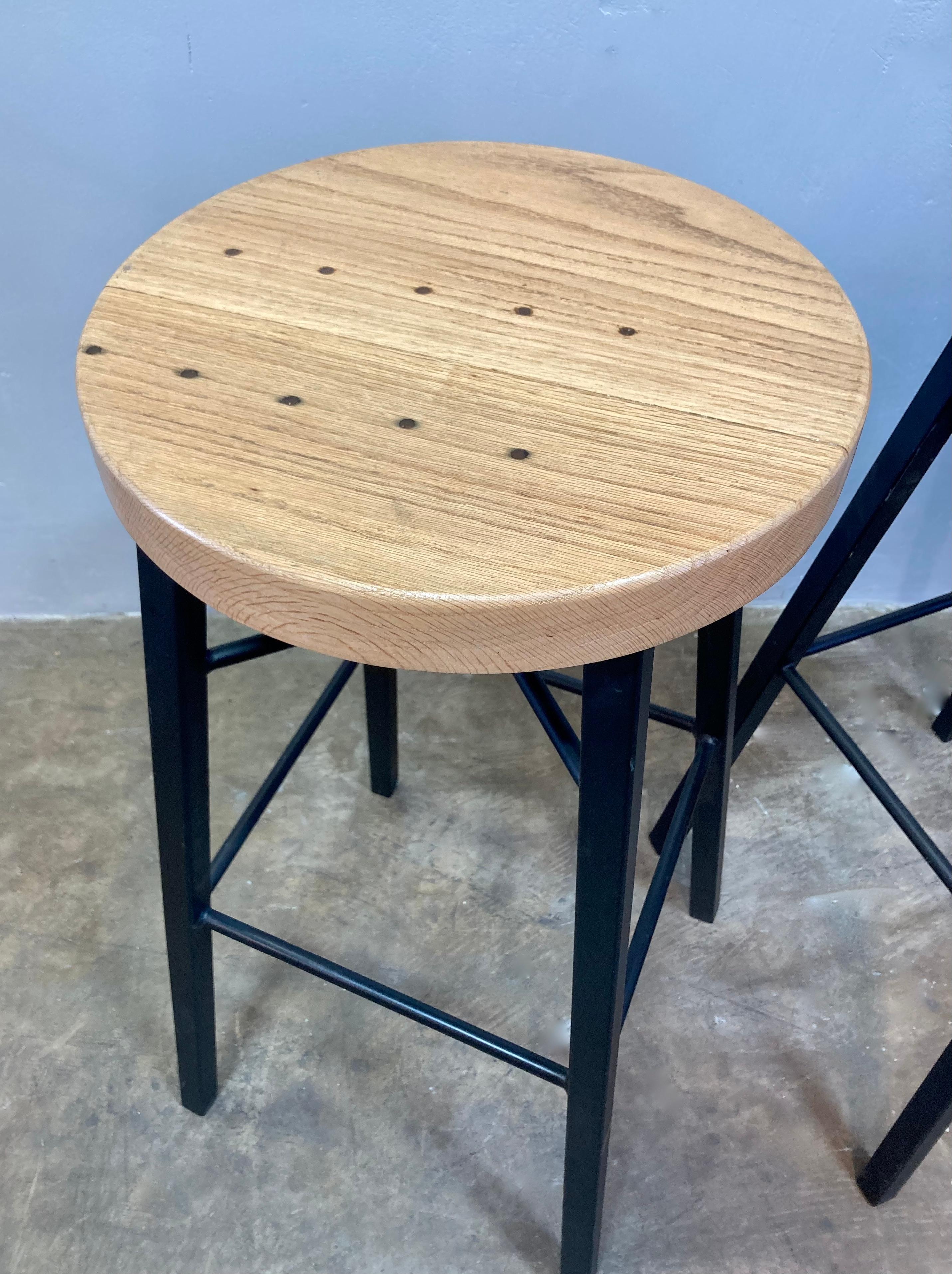 Paar Barhocker aus aufgearbeiteter Eiche (amerikanisch) im Angebot