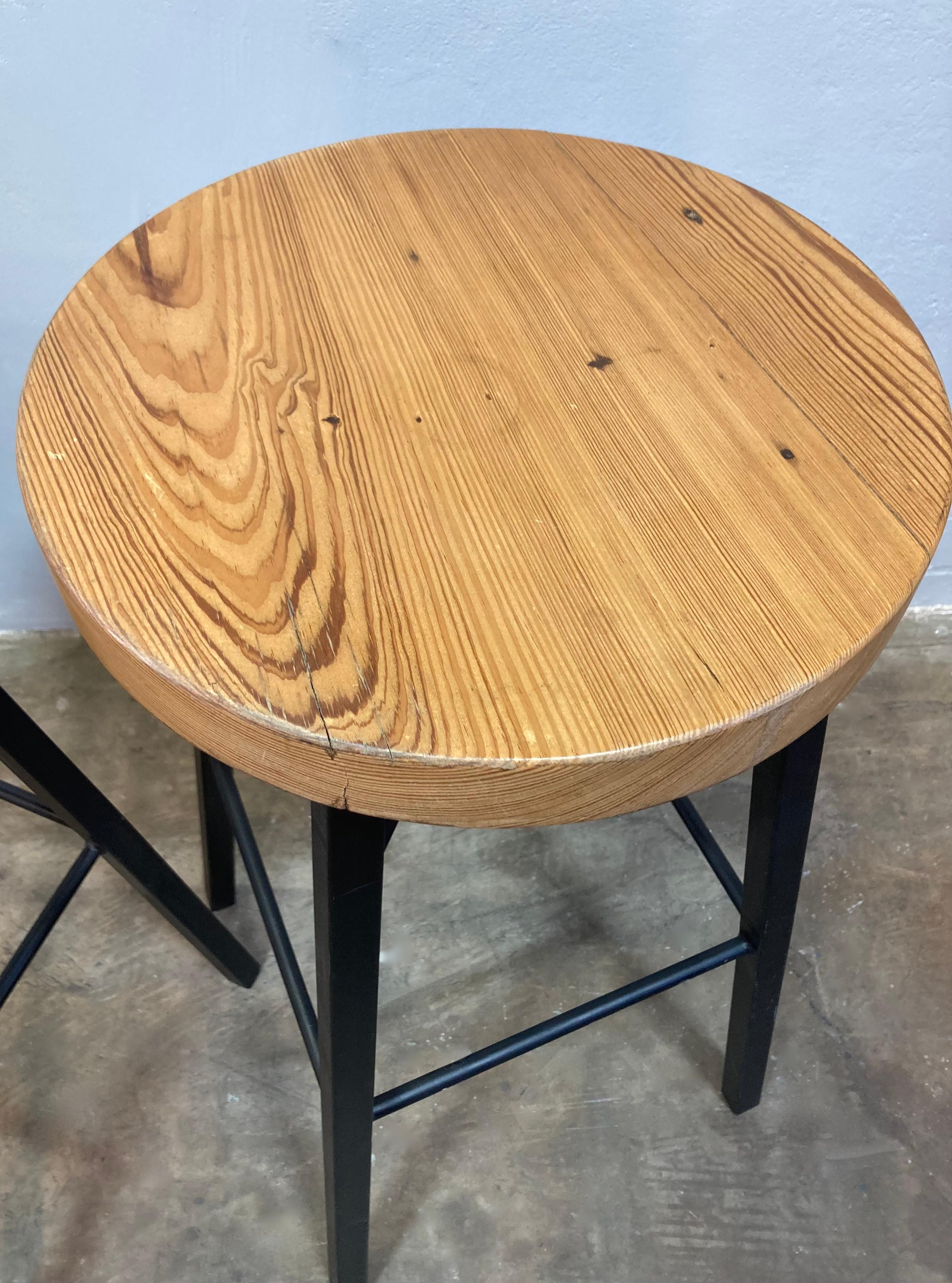 Paar Barhocker aus aufgearbeiteter Eiche im Zustand „Gut“ im Angebot in Alhambra, CA