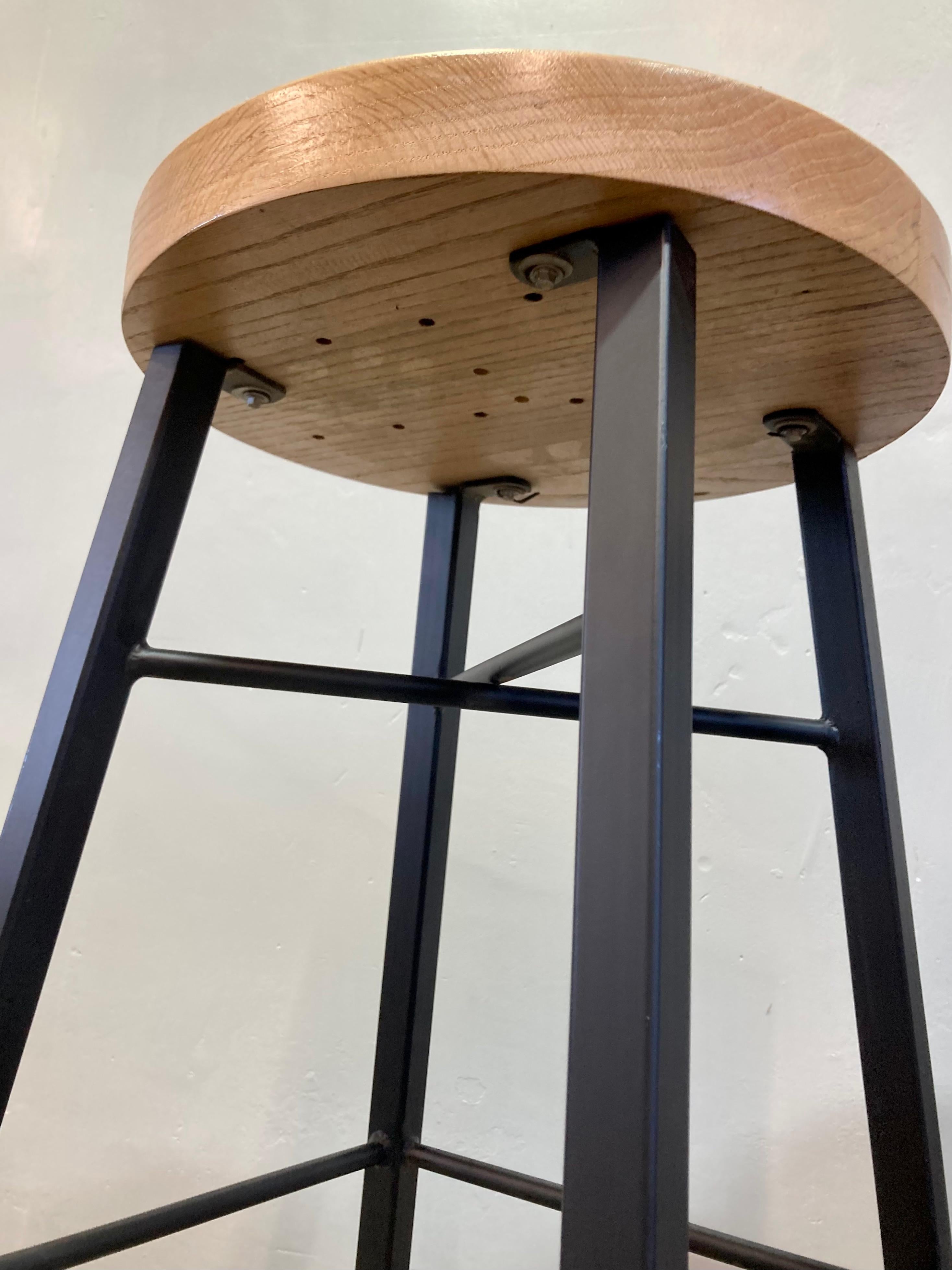 Paar Barhocker aus aufgearbeiteter Eiche (Stahl) im Angebot