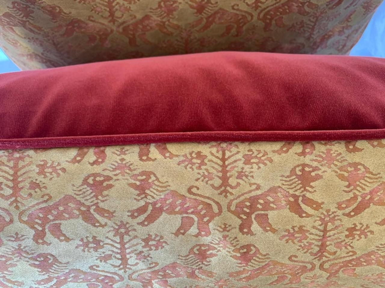 Coppia di cuscini Fortuny personalizzati con motivo Richelieu e raffiguranti leoni veneziani in rosso e oro. Gli schienali sono in velluto e i cuscini sono rifiniti con un cordoncino. Inserti in piuma d'oca, chiusi con cuciture.
