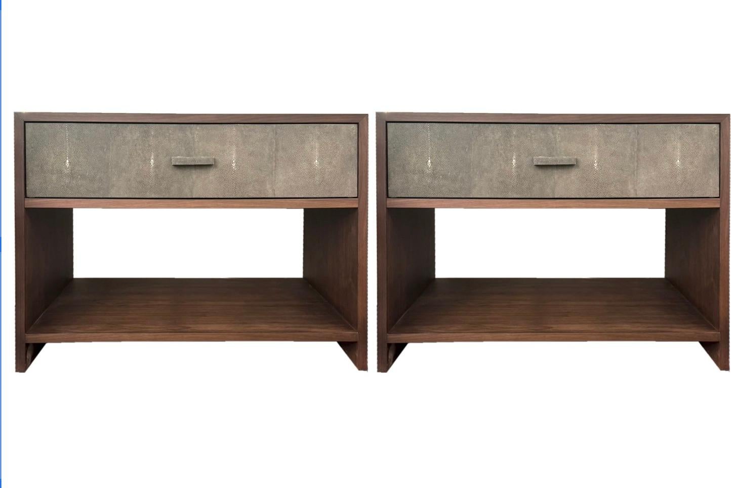Paire de tables de nuit en galuchat sur mesure Neuf - En vente à New York, NY