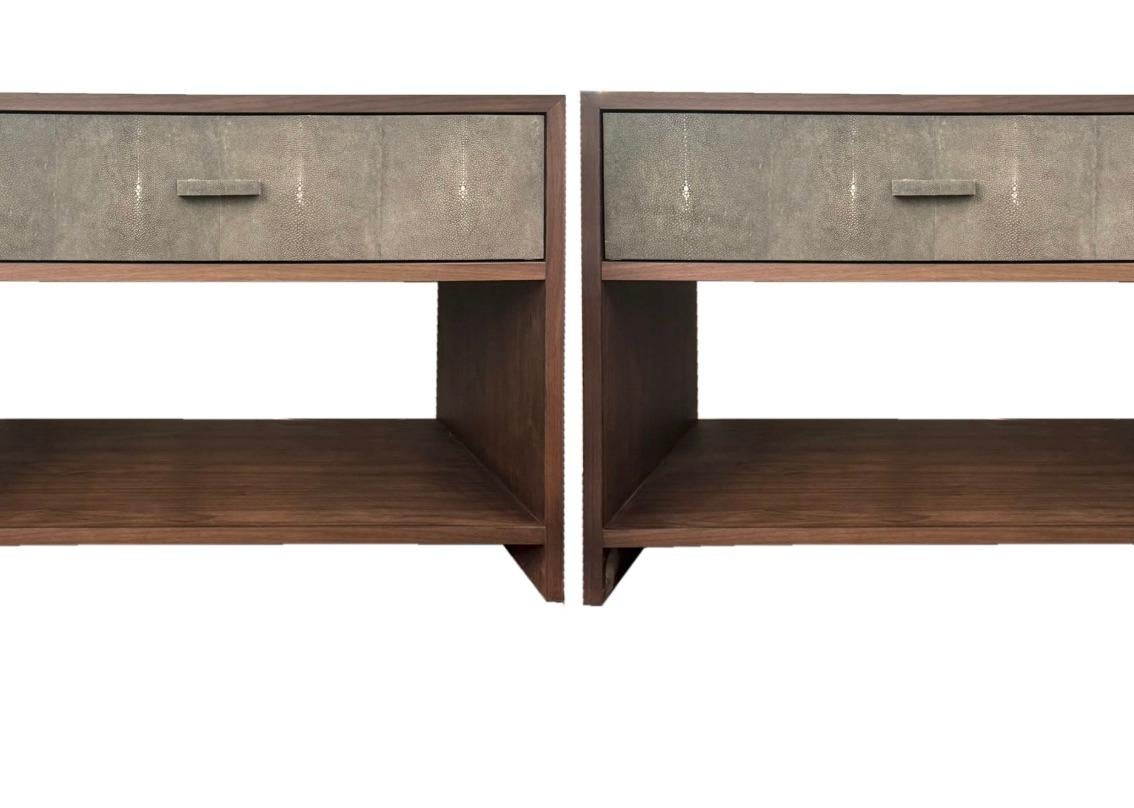 XXIe siècle et contemporain Paire de tables de nuit en galuchat sur mesure en vente