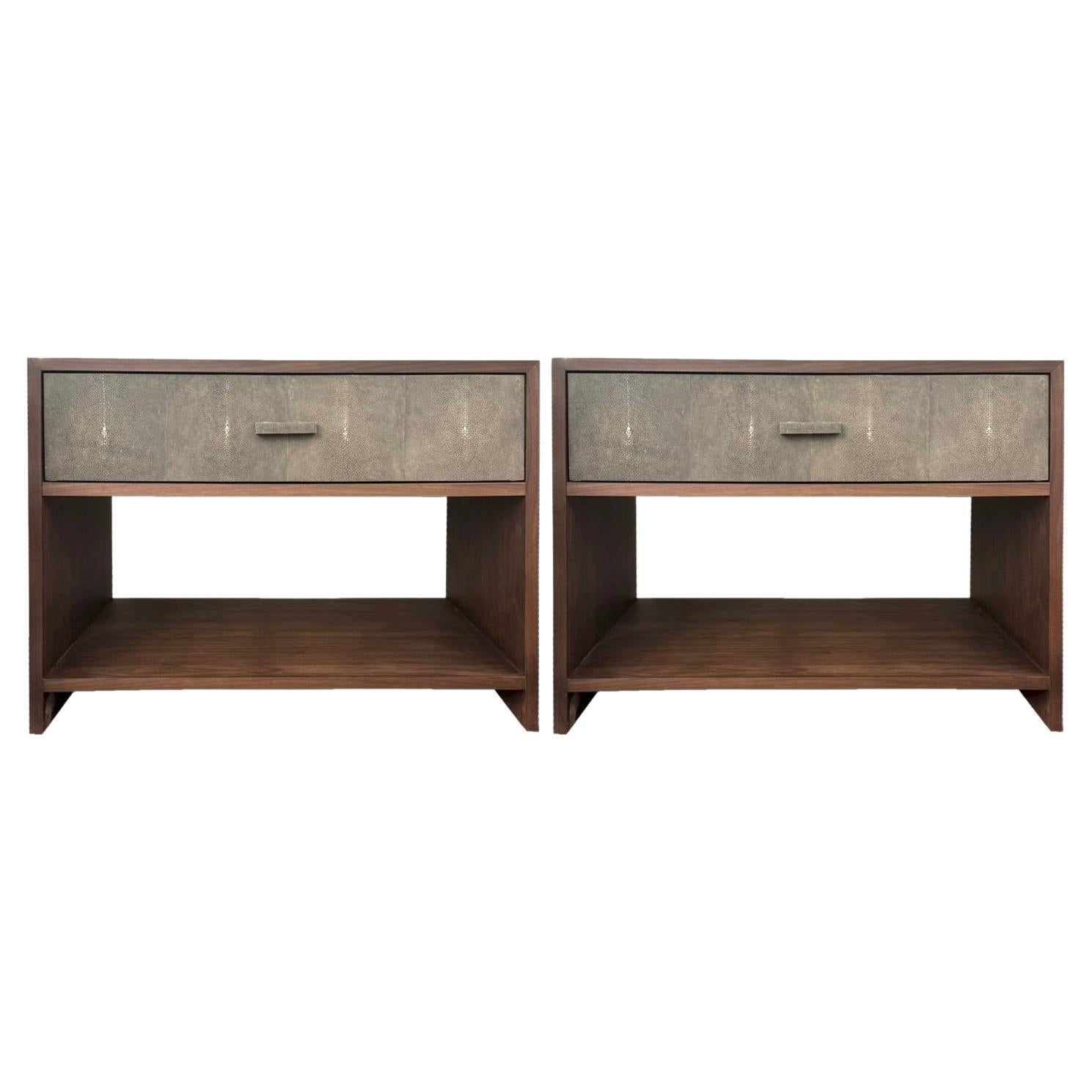 Paire de tables de nuit en galuchat sur mesure en vente