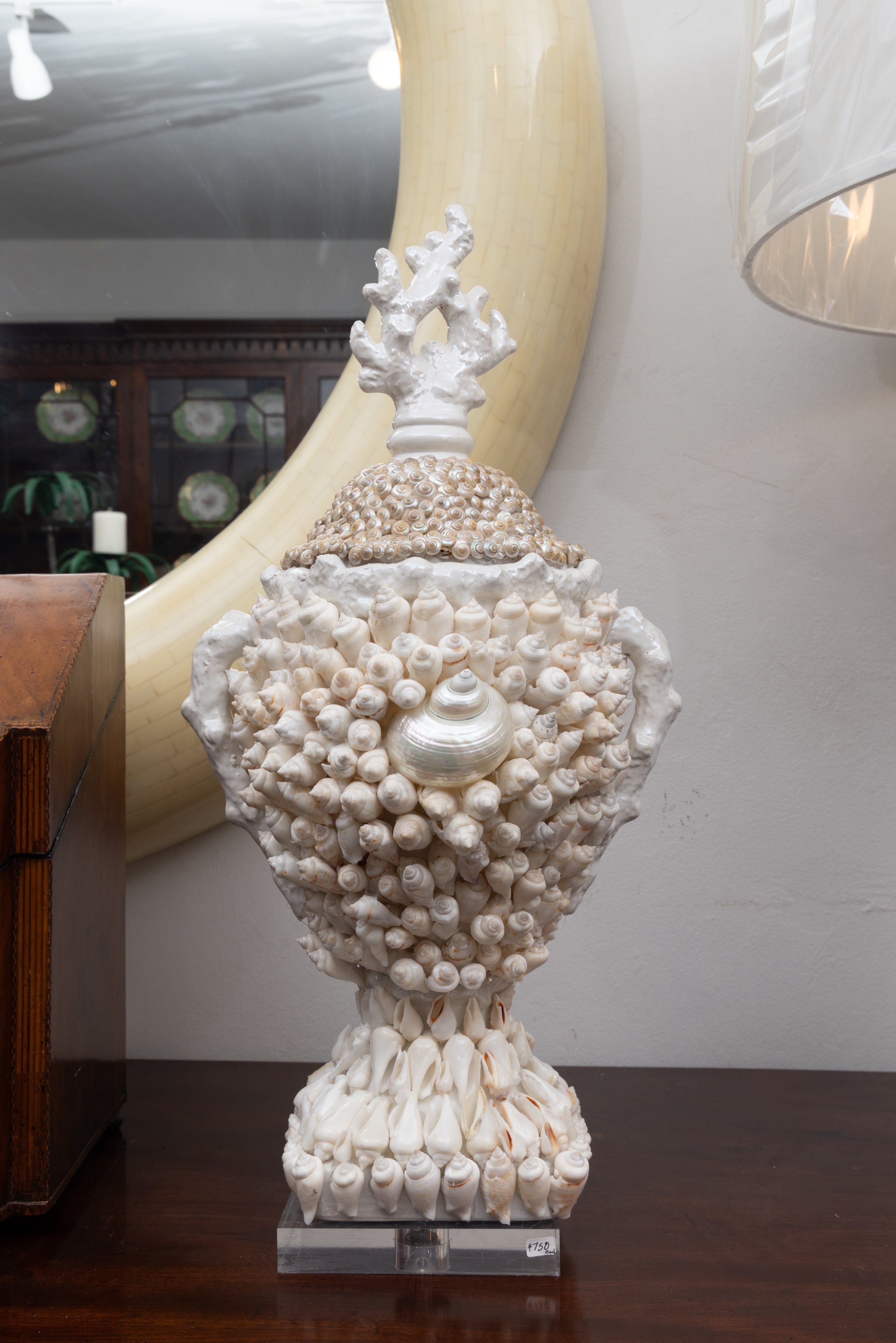 Il s'agit d'une belle paire d'urnes à couvercle en porcelaine, incrustées dans l'ensemble d'une variété de coquillages organiques, situées sur une base en lucite détachée.