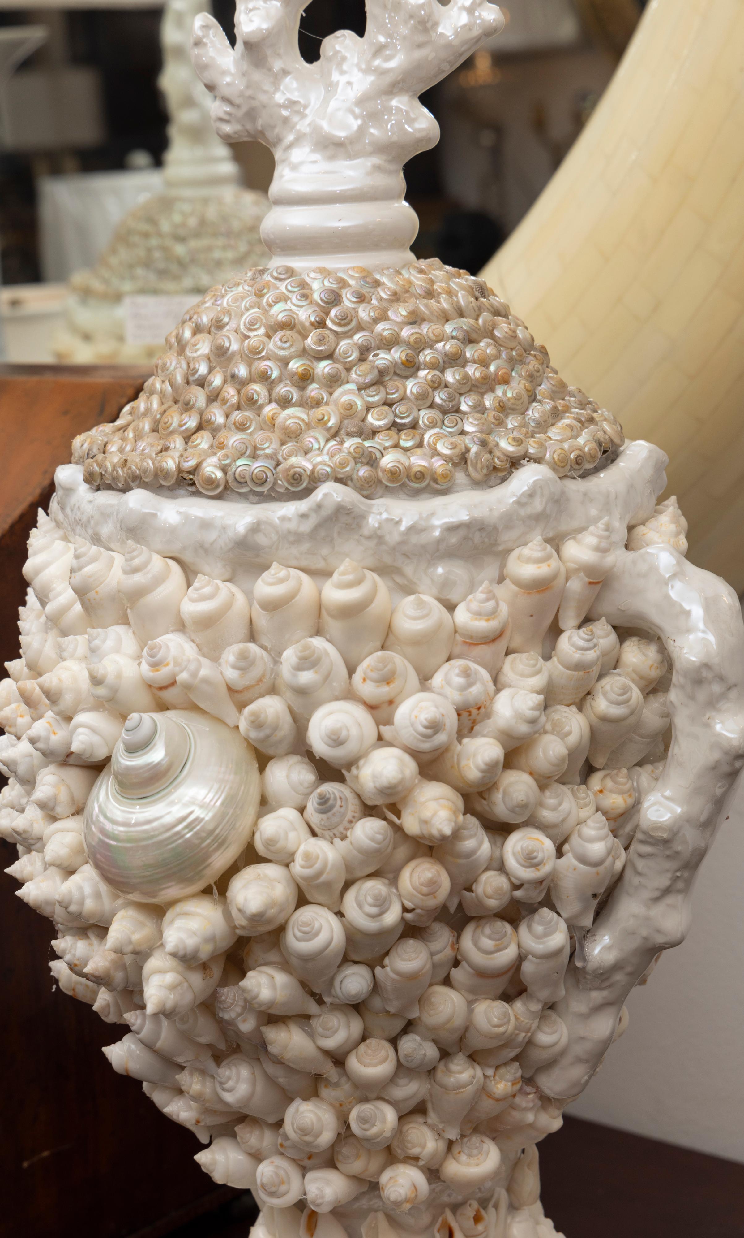 Autre Paire d'urnes à couvercle en porcelaine incrustées de coquillages sur mesure en vente