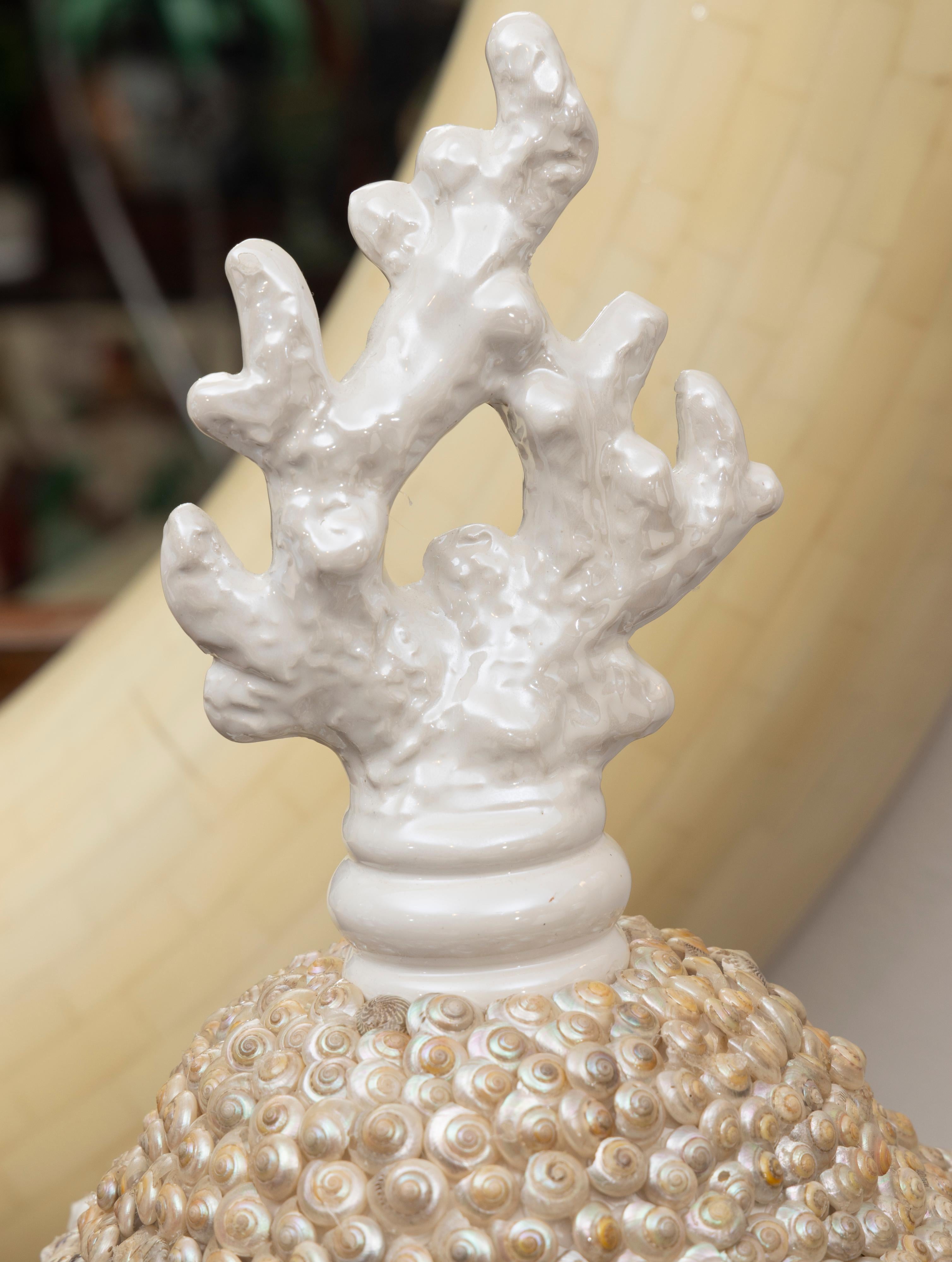 Américain Paire d'urnes à couvercle en porcelaine incrustées de coquillages sur mesure en vente