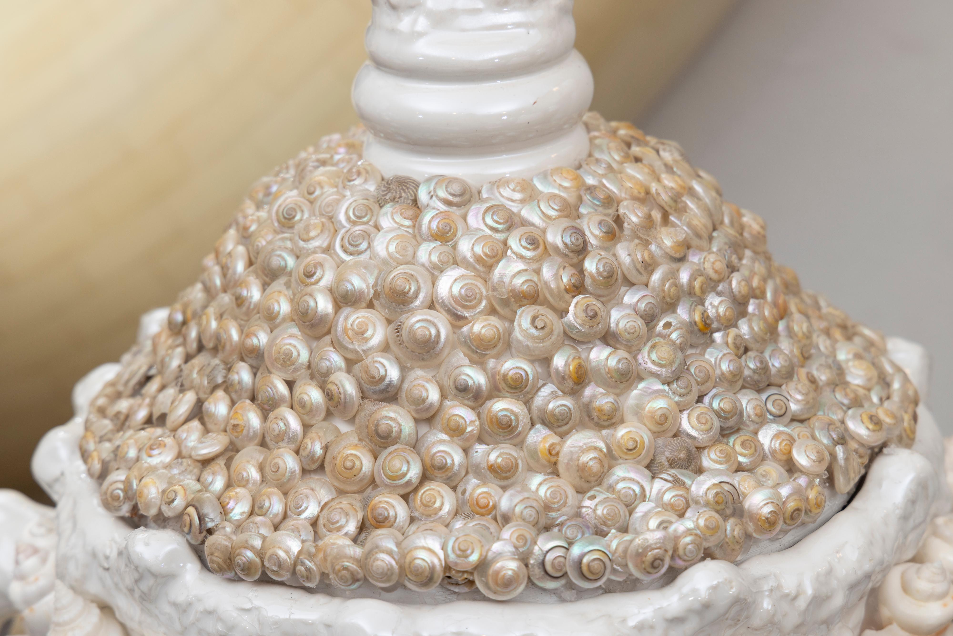 Paire d'urnes à couvercle en porcelaine incrustées de coquillages sur mesure Bon état - En vente à WEST PALM BEACH, FL