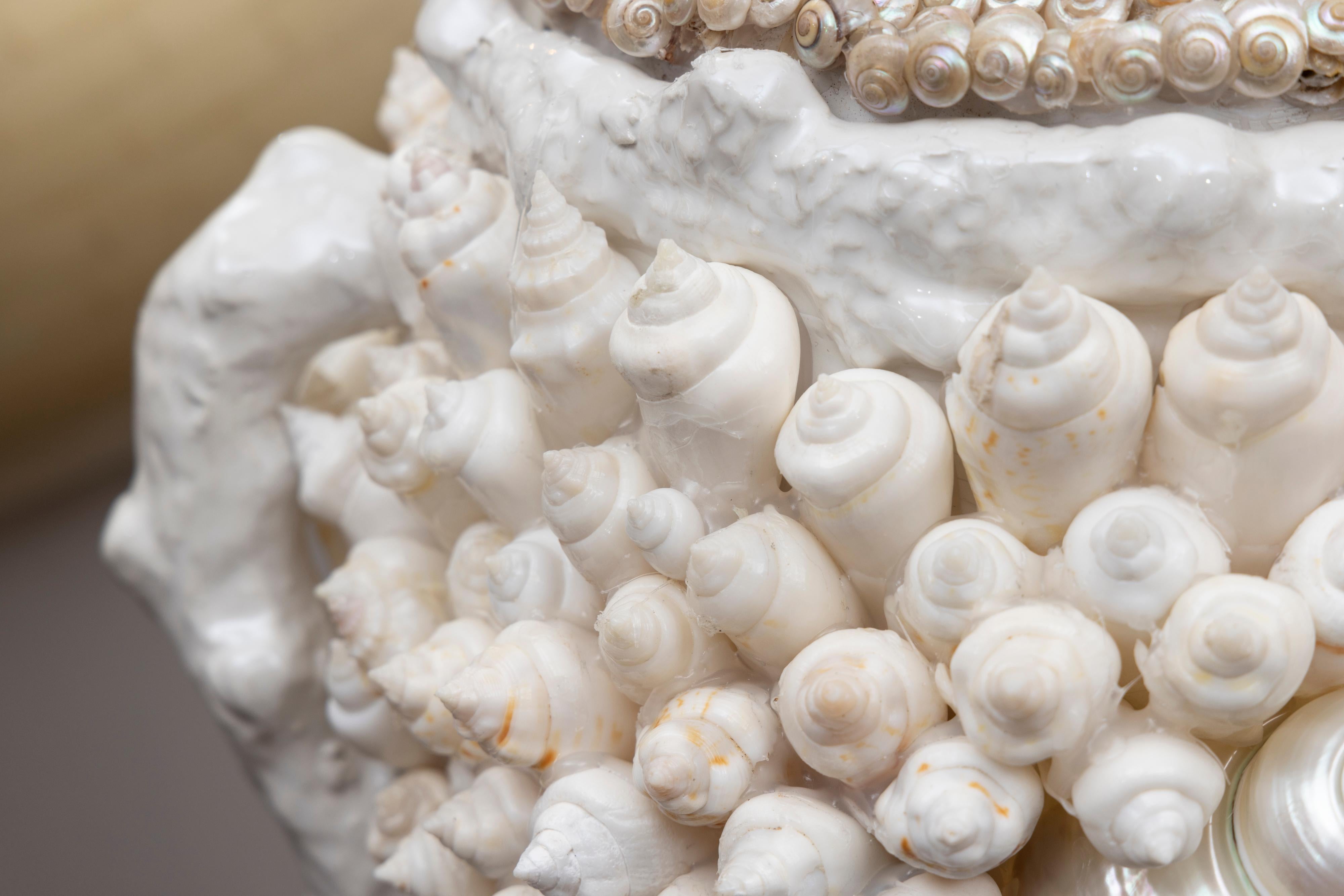 20ième siècle Paire d'urnes à couvercle en porcelaine incrustées de coquillages sur mesure en vente