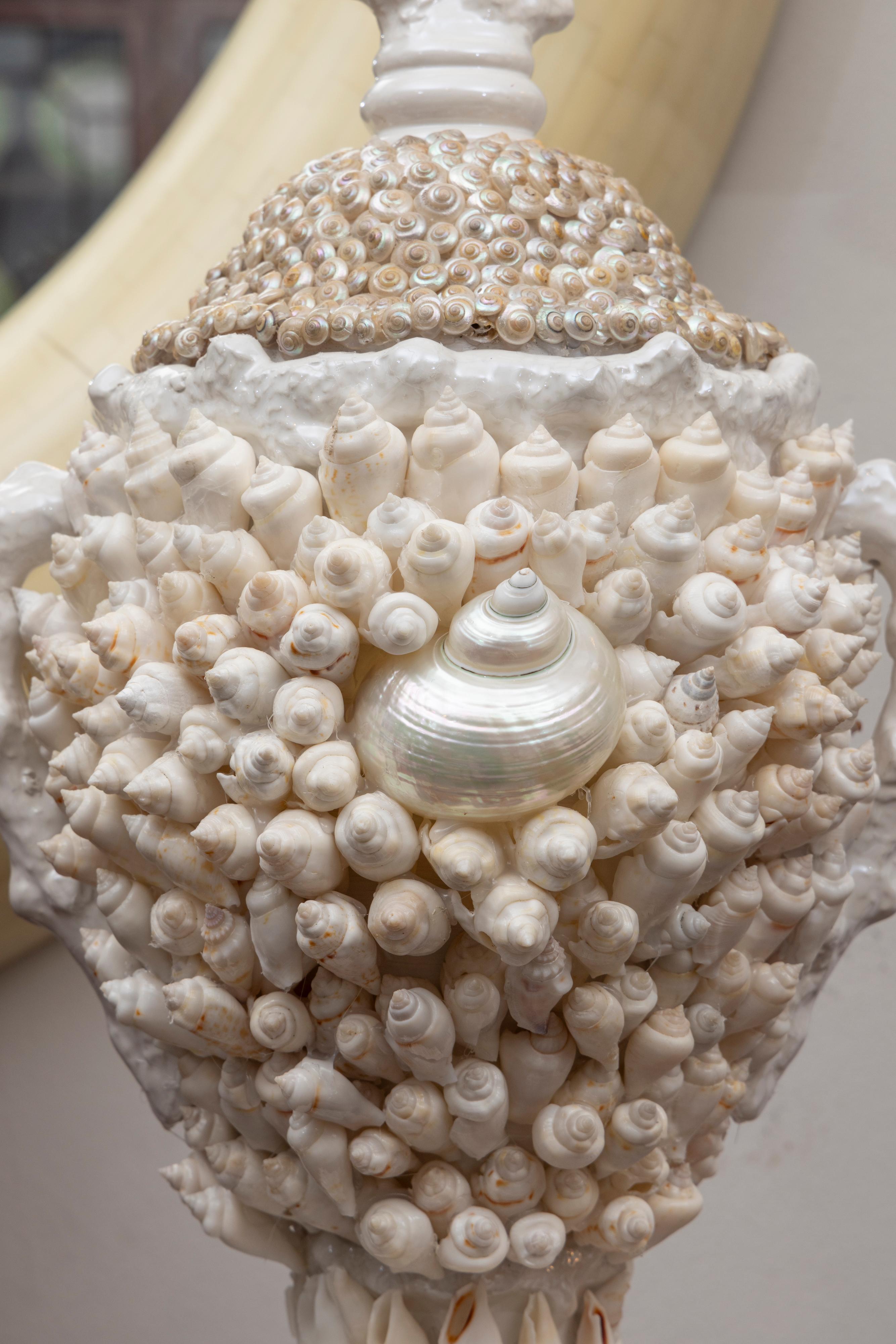 Coquillage Paire d'urnes à couvercle en porcelaine incrustées de coquillages sur mesure en vente