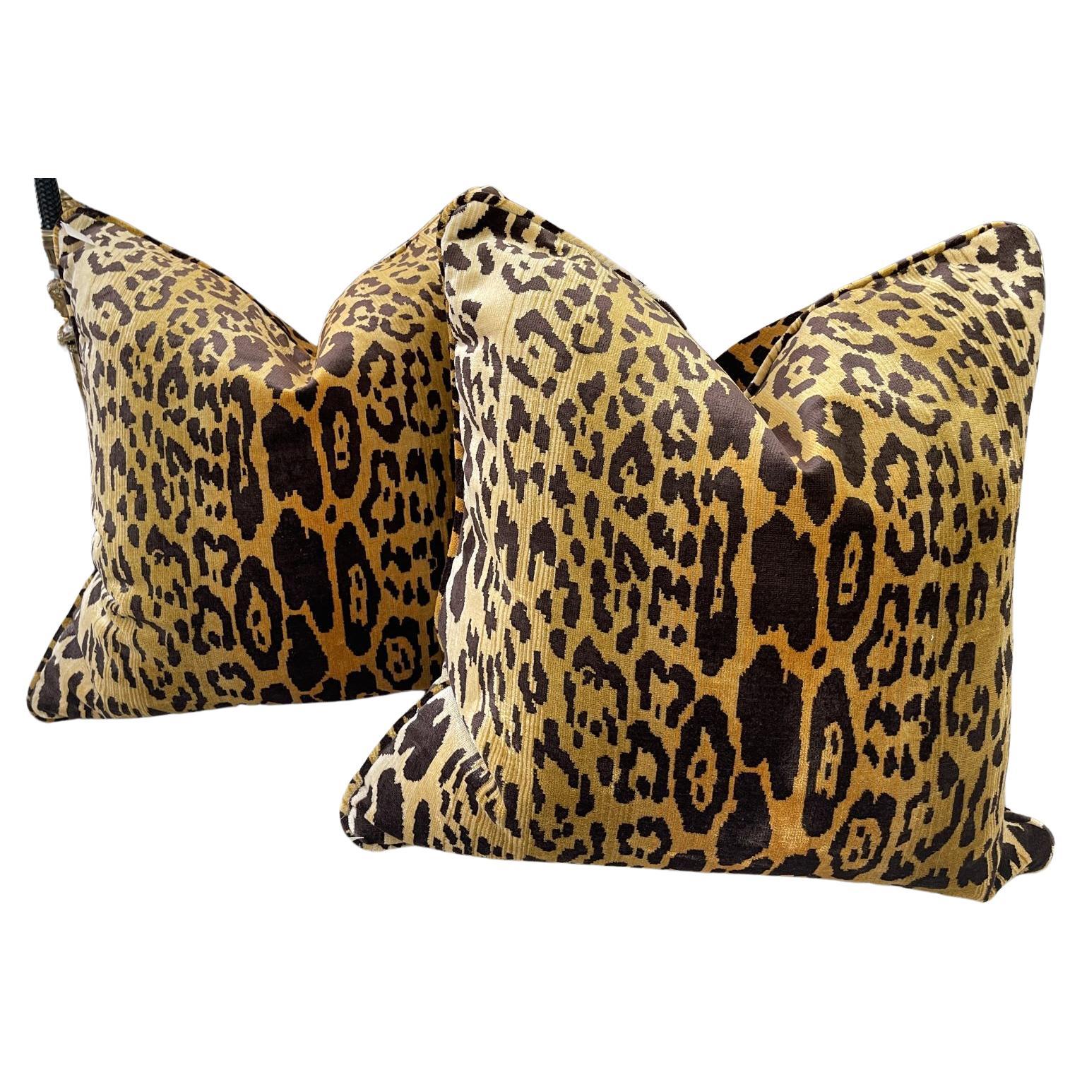 Coppia di cuscini personalizzati in velluto leopardato con pelo di seta in marrone dorato
24 H X 24 L X 10,5