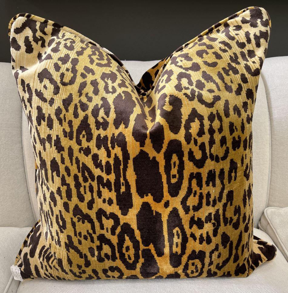 Coppia di cuscini in velluto leopardato di seta personalizzati in marrone dorato In condizioni ottime in vendita a Palm Beach, FL