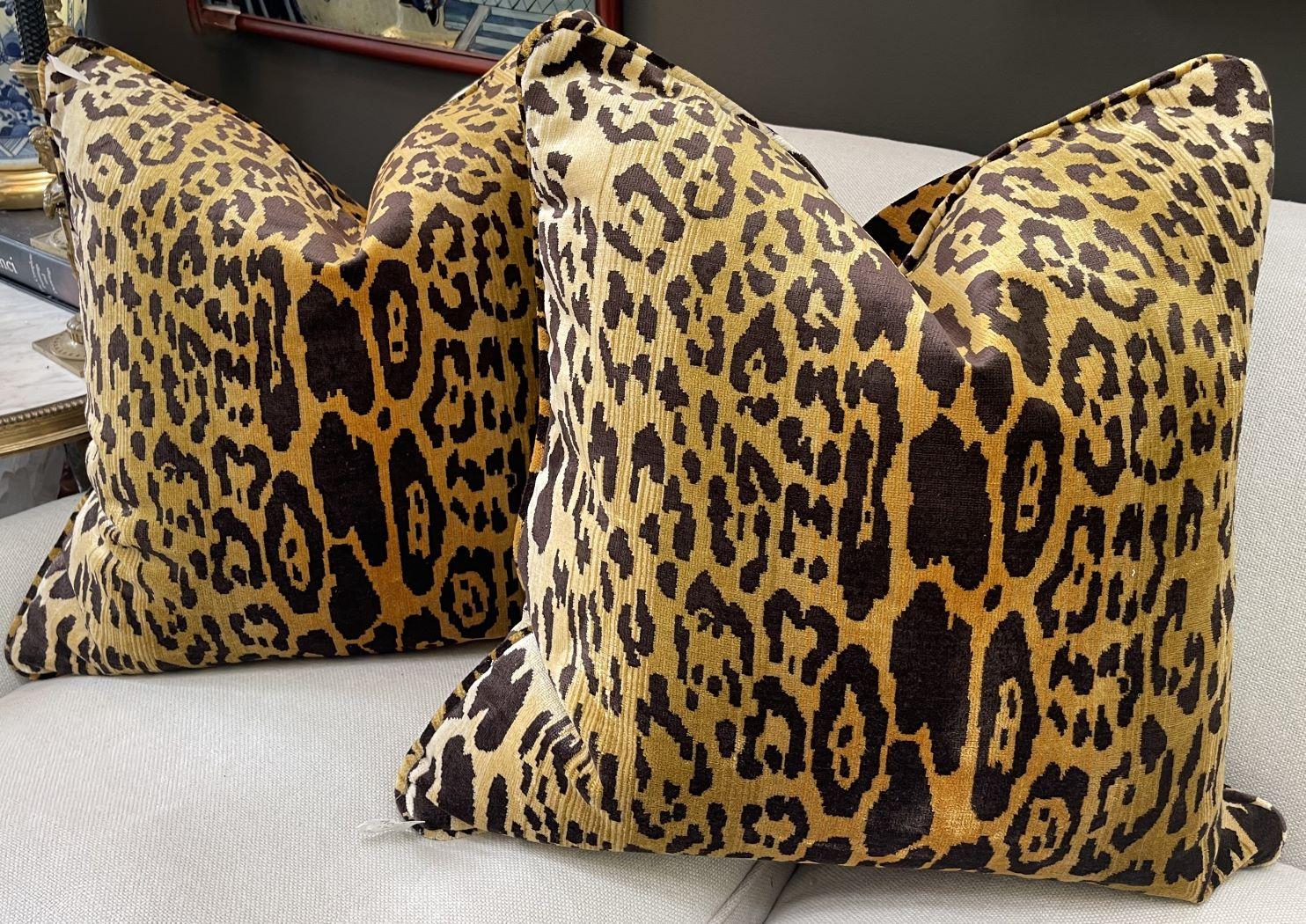 XXI secolo e contemporaneo Coppia di cuscini in velluto leopardato di seta personalizzati in marrone dorato in vendita