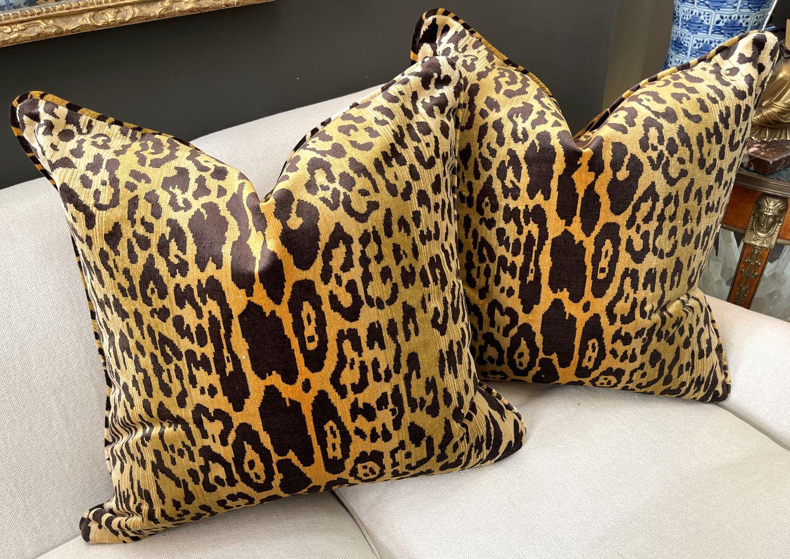 Cotone Coppia di cuscini in velluto leopardato di seta personalizzati in marrone dorato in vendita