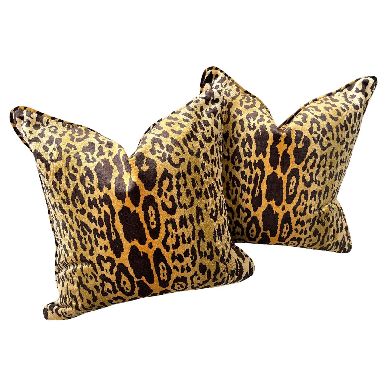 Ein Paar Seiden-Leopard-Samtkissen in Golden Brown