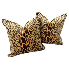 Ein Paar Seiden-Leopard-Samtkissen in Golden Brown