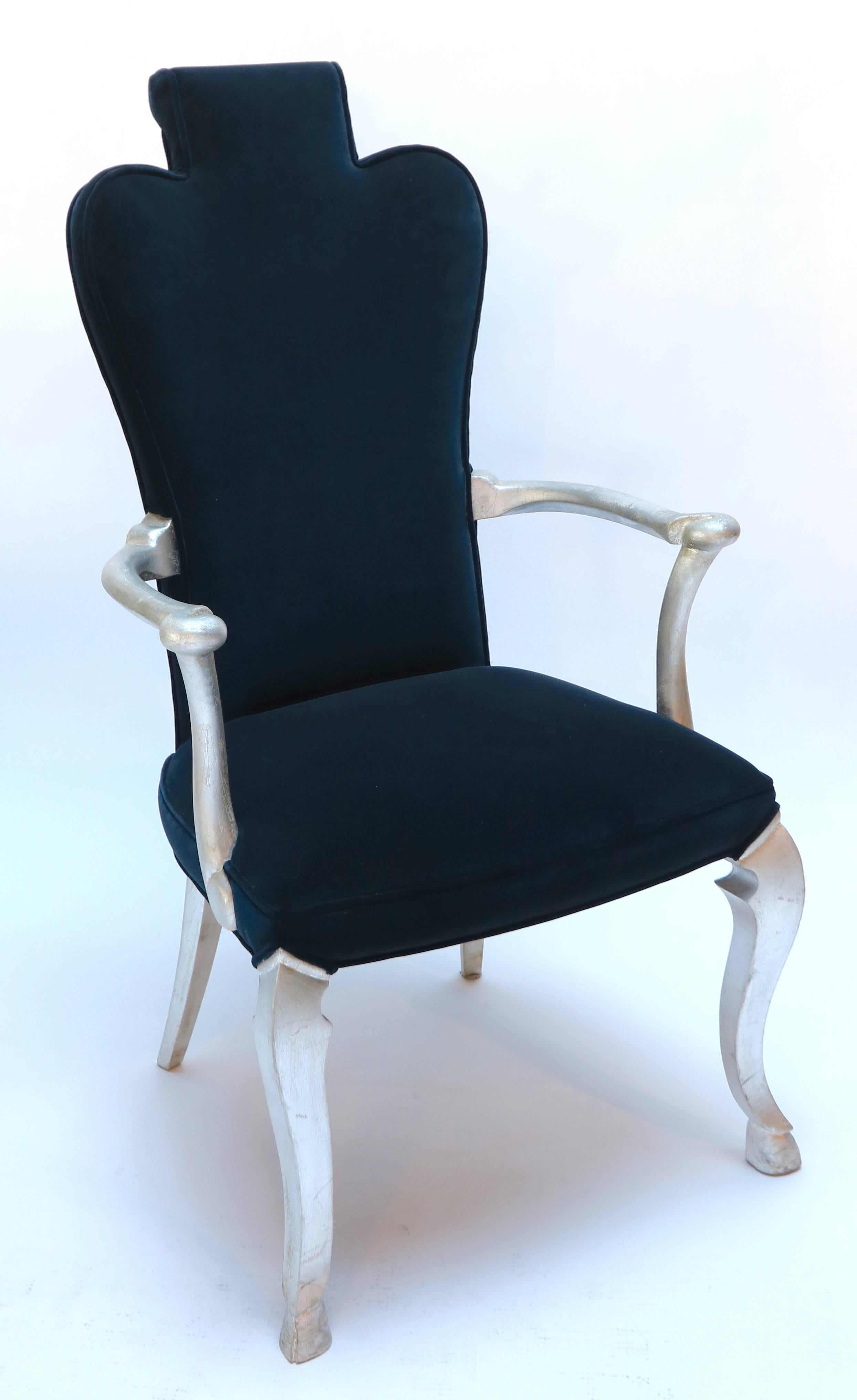 Zwei maßgefertigte Blattsilber-Sessel, bezogen mit mitternachtsblauem belgischem Samt von Adesso Imports.

Der Verkaufspreis gilt nur für das Bodenmodell.