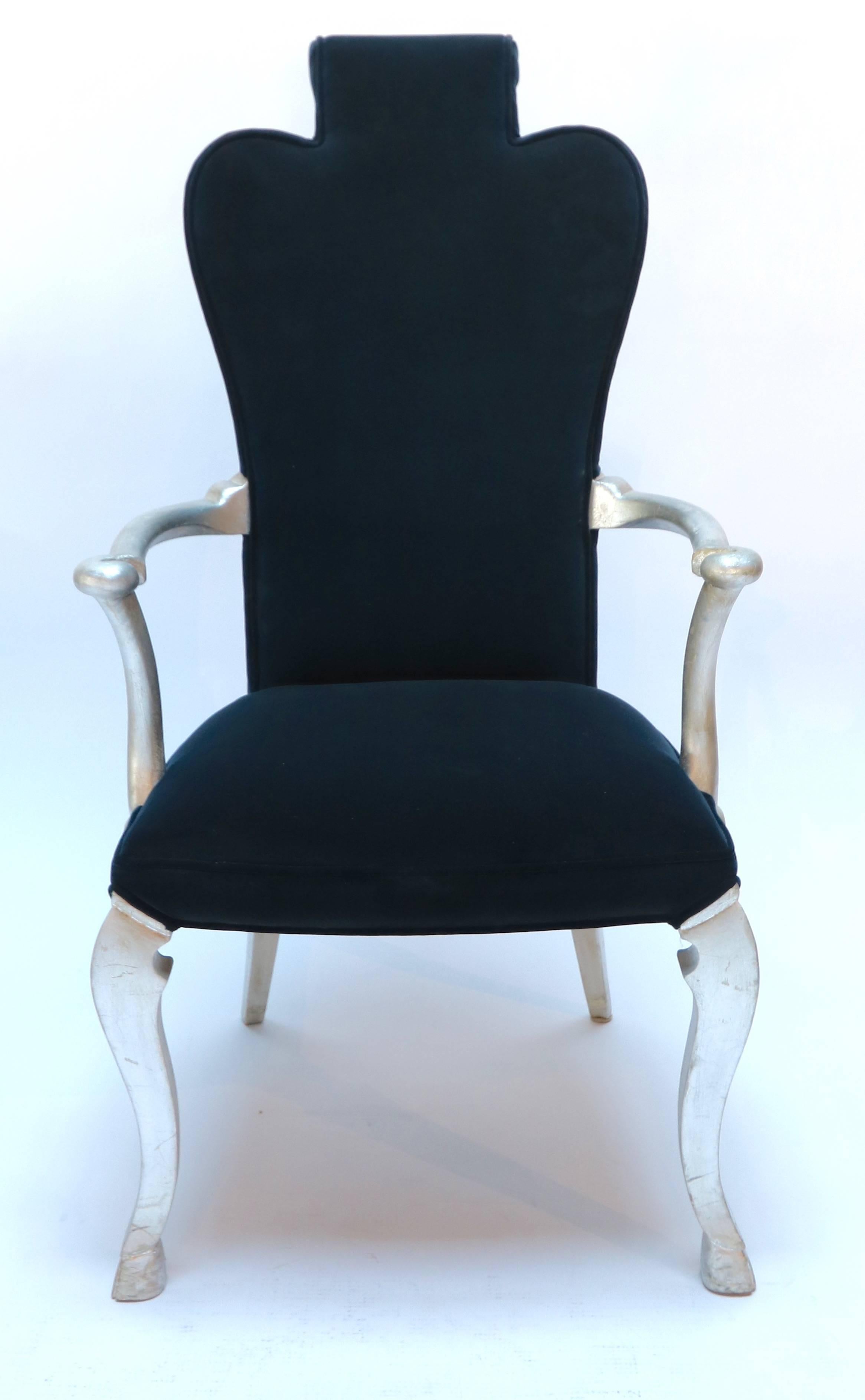 Ein Paar Sessel aus maßgefertigtem Samt mit Blattsilber von Adesso Imports (21. Jahrhundert und zeitgenössisch) im Angebot