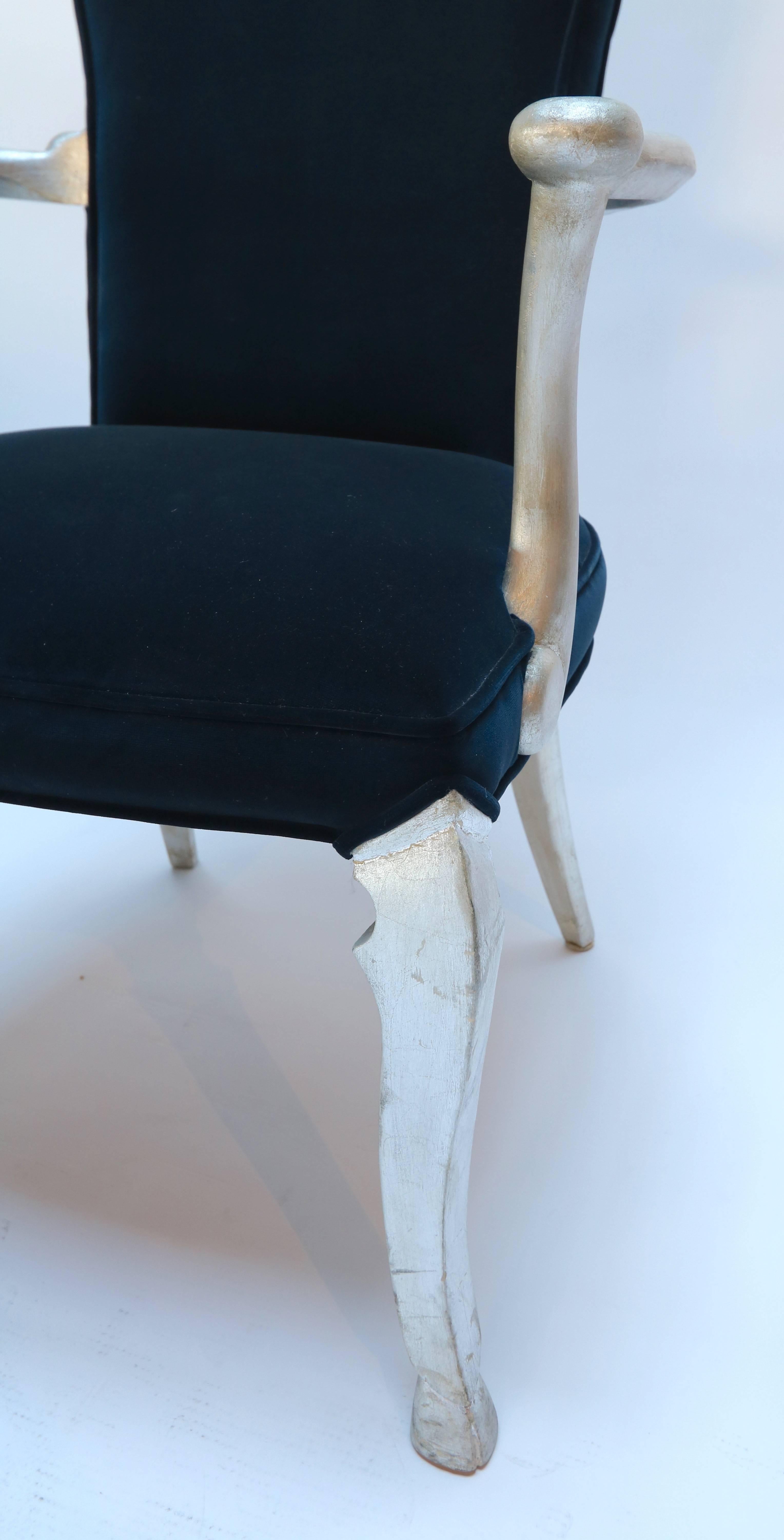 Ein Paar Sessel aus maßgefertigtem Samt mit Blattsilber von Adesso Imports im Angebot 2