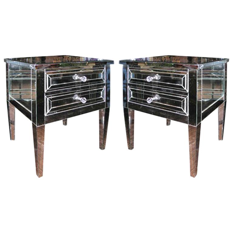 Paire de tables de nuit modernes néoclassiques à 2 tiroirs avec garniture en argent et miroir en vente