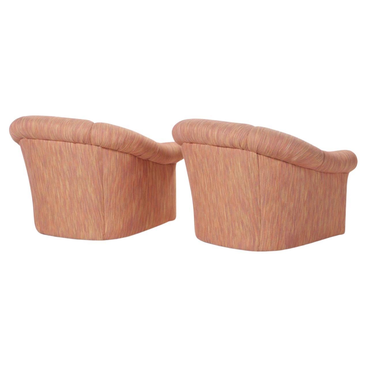Sillones de bañera giratorios con penacho de canal, de la década de 1960, a la manera de Milo Baughman para Thayer Coggin. Un tamaño generoso, ligeramente sobreacolchado y muy, muy, cómodo. Recientemente restaurado y retapizado en una mezcla de seda