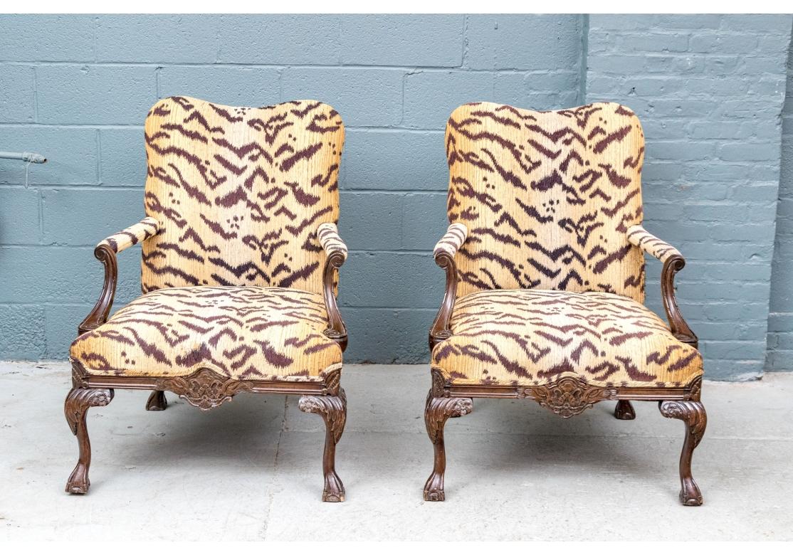 Paire de fauteuils sculptés et tapissés de style Upholstering en vente 3