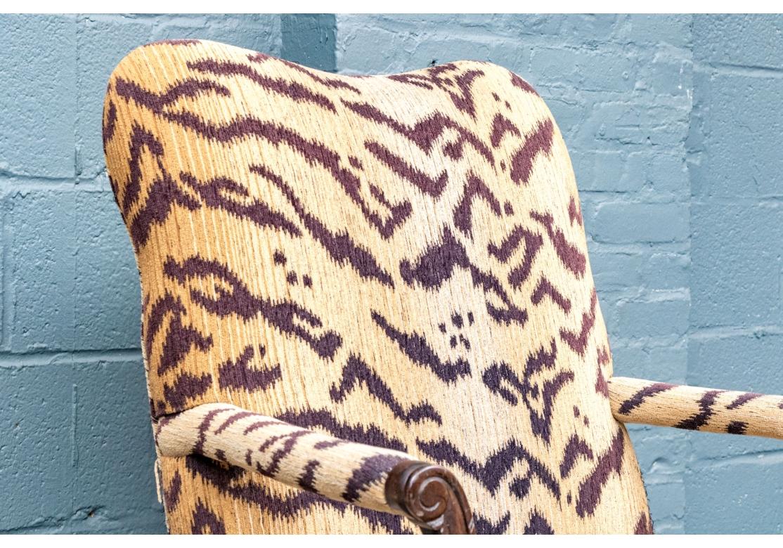 Paire de fauteuils sculptés et tapissés de style Upholstering en vente 5