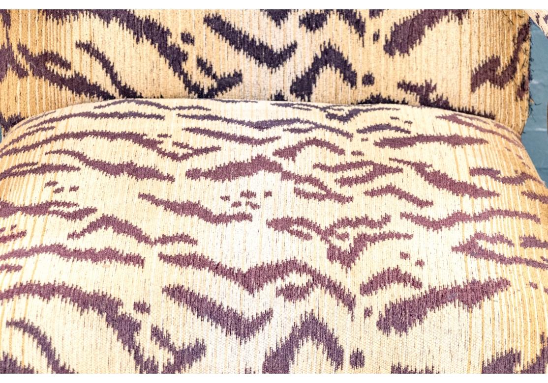 Paire de fauteuils sculptés et tapissés de style Upholstering en vente 6