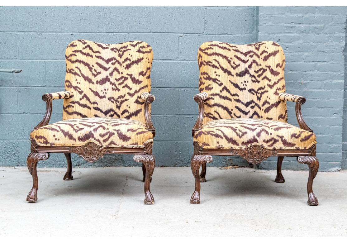 Paire de fauteuils sculptés et tapissés de style Upholstering en vente 7