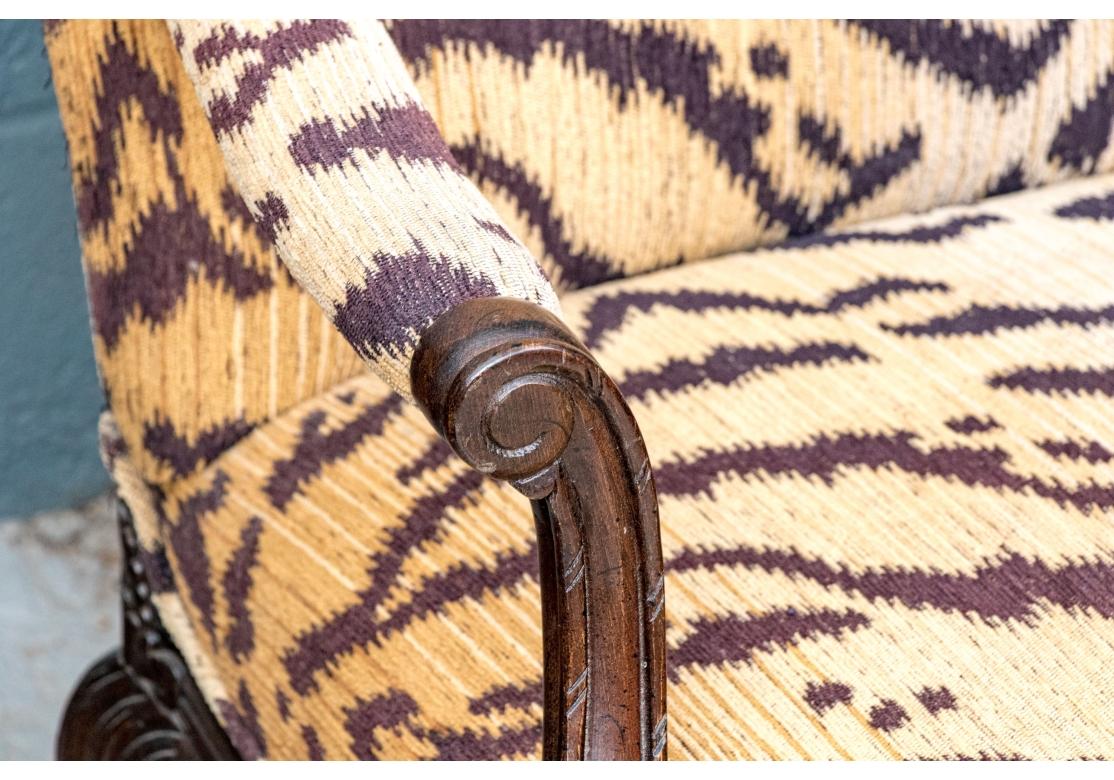 Chippendale Paire de fauteuils sculptés et tapissés de style Upholstering en vente