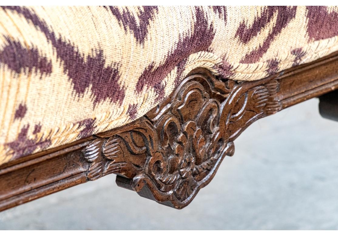 Paire de fauteuils sculptés et tapissés de style Upholstering État moyen - En vente à Bridgeport, CT