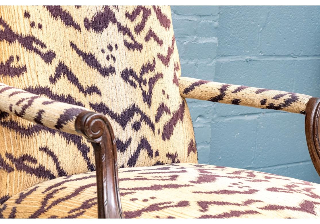 20ième siècle Paire de fauteuils sculptés et tapissés de style Upholstering en vente