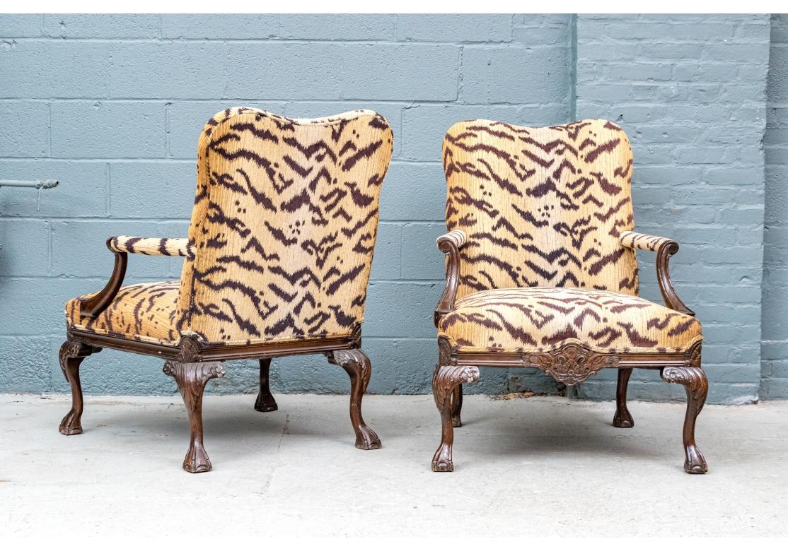 Tissu Paire de fauteuils sculptés et tapissés de style Upholstering en vente