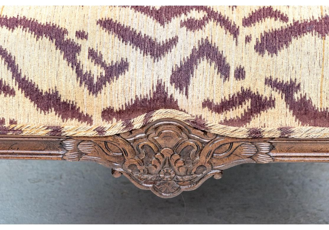Paire de fauteuils sculptés et tapissés de style Upholstering en vente 1