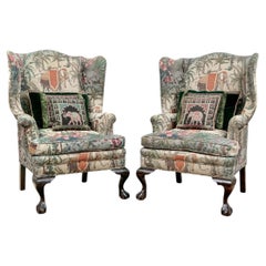 Paar individuell gepolsterte Chippendale-Style Wingback Armchairs