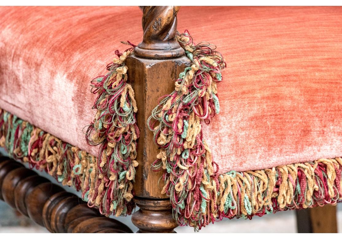 Paire de chaises de hall en chêne de style jacobéen tapissées sur mesure en vente 3