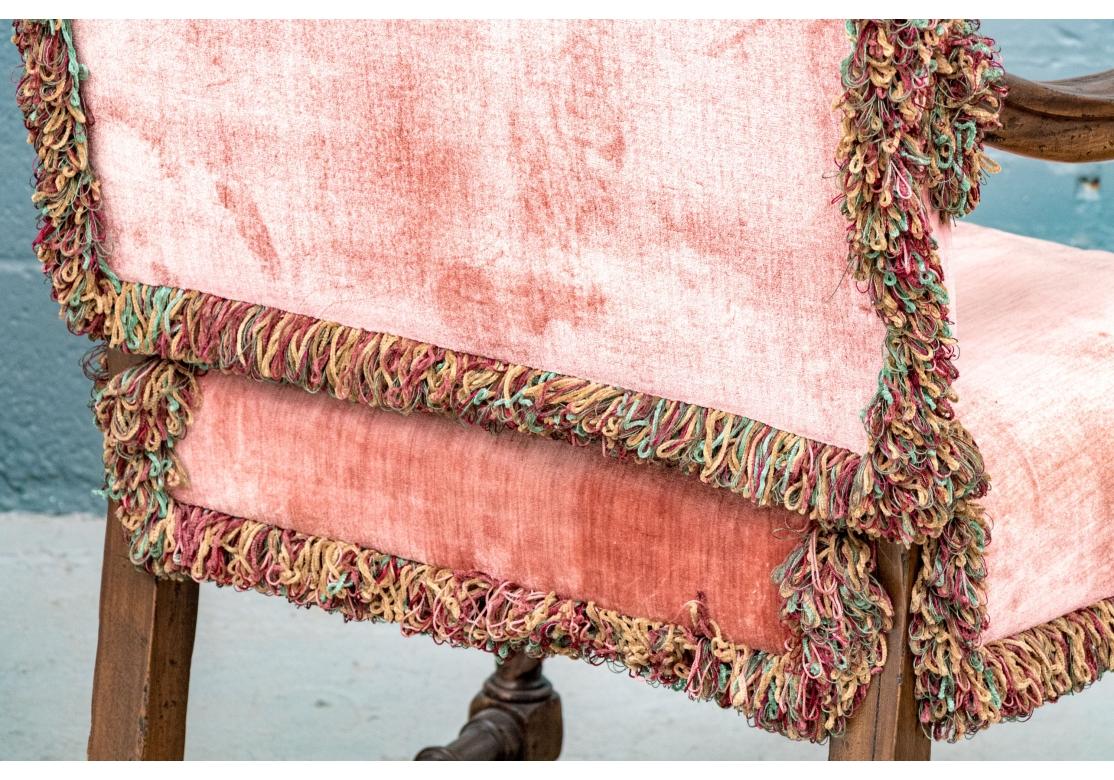 Paire de chaises de hall en chêne de style jacobéen tapissées sur mesure en vente 4
