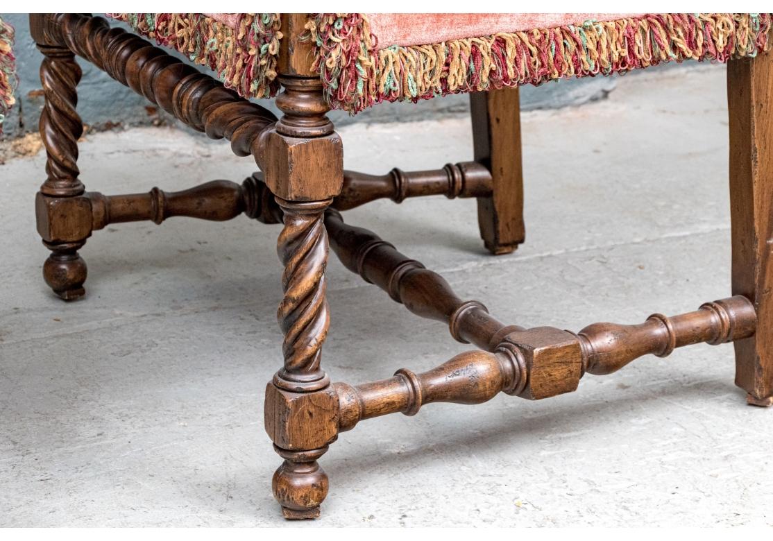 Paire de chaises de hall en chêne de style jacobéen tapissées sur mesure en vente 5