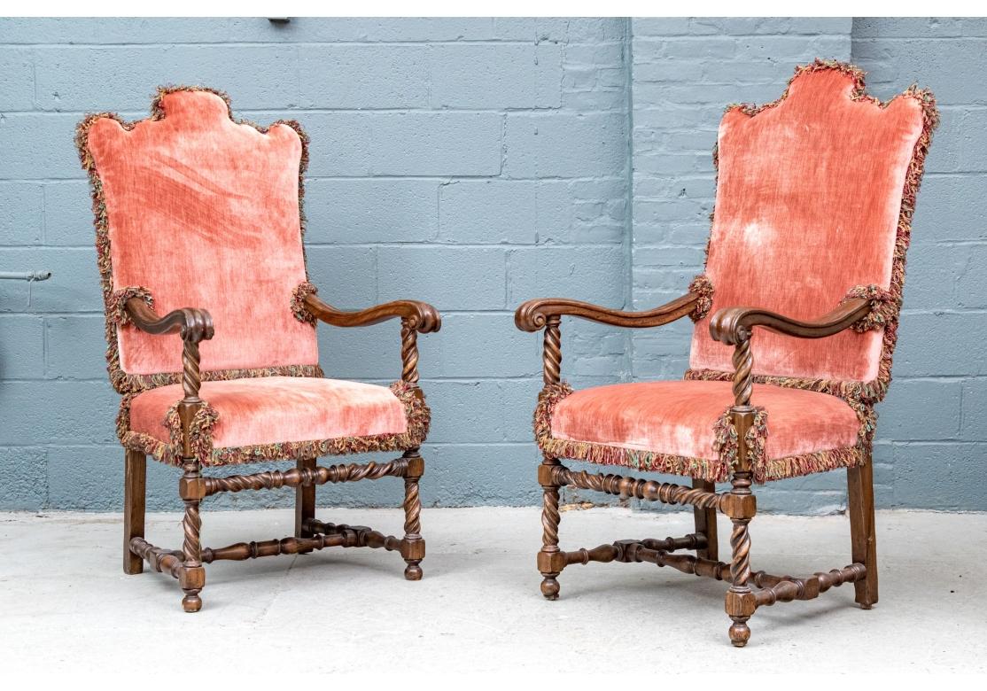 Jacobéen Paire de chaises de hall en chêne de style jacobéen tapissées sur mesure en vente