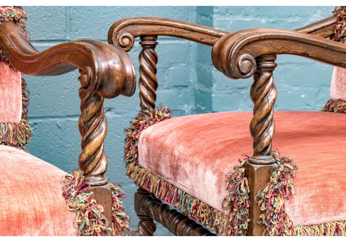 Sculpté Paire de chaises de hall en chêne de style jacobéen tapissées sur mesure en vente