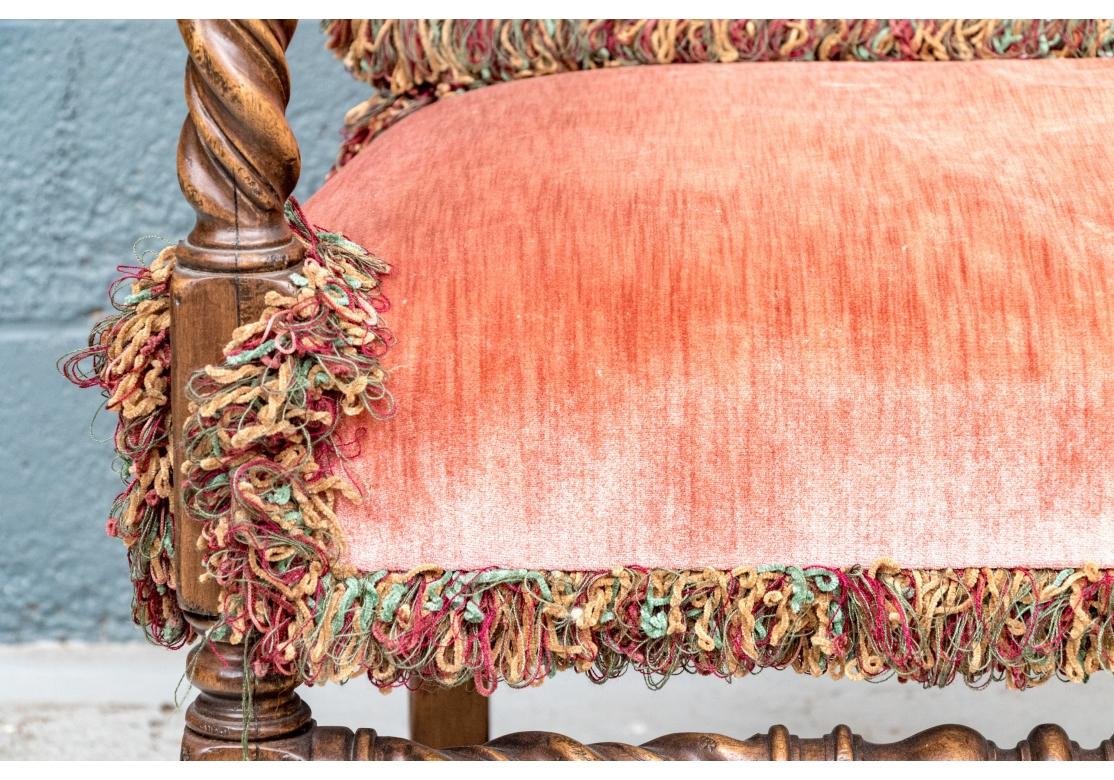 Paire de chaises de hall en chêne de style jacobéen tapissées sur mesure État moyen - En vente à Bridgeport, CT